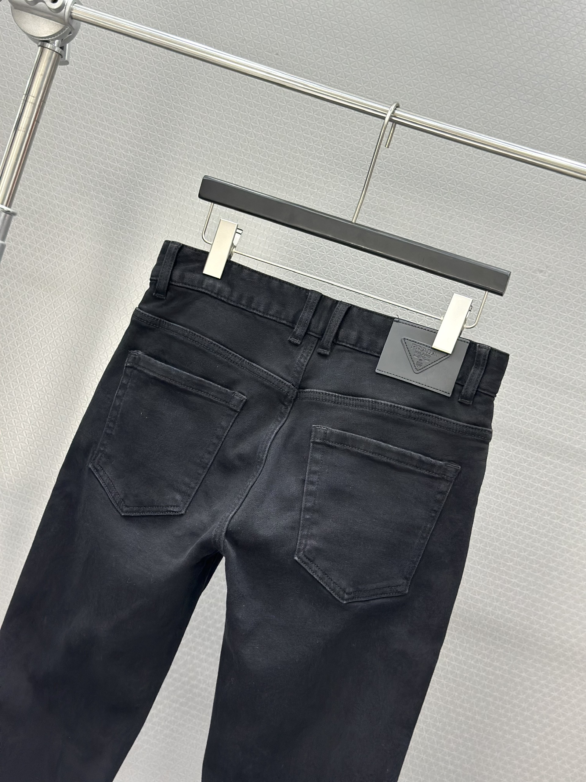 Quần bò Jean Prada Đen trơn logo tam giác tag túi Like Auth 28-34 VTN