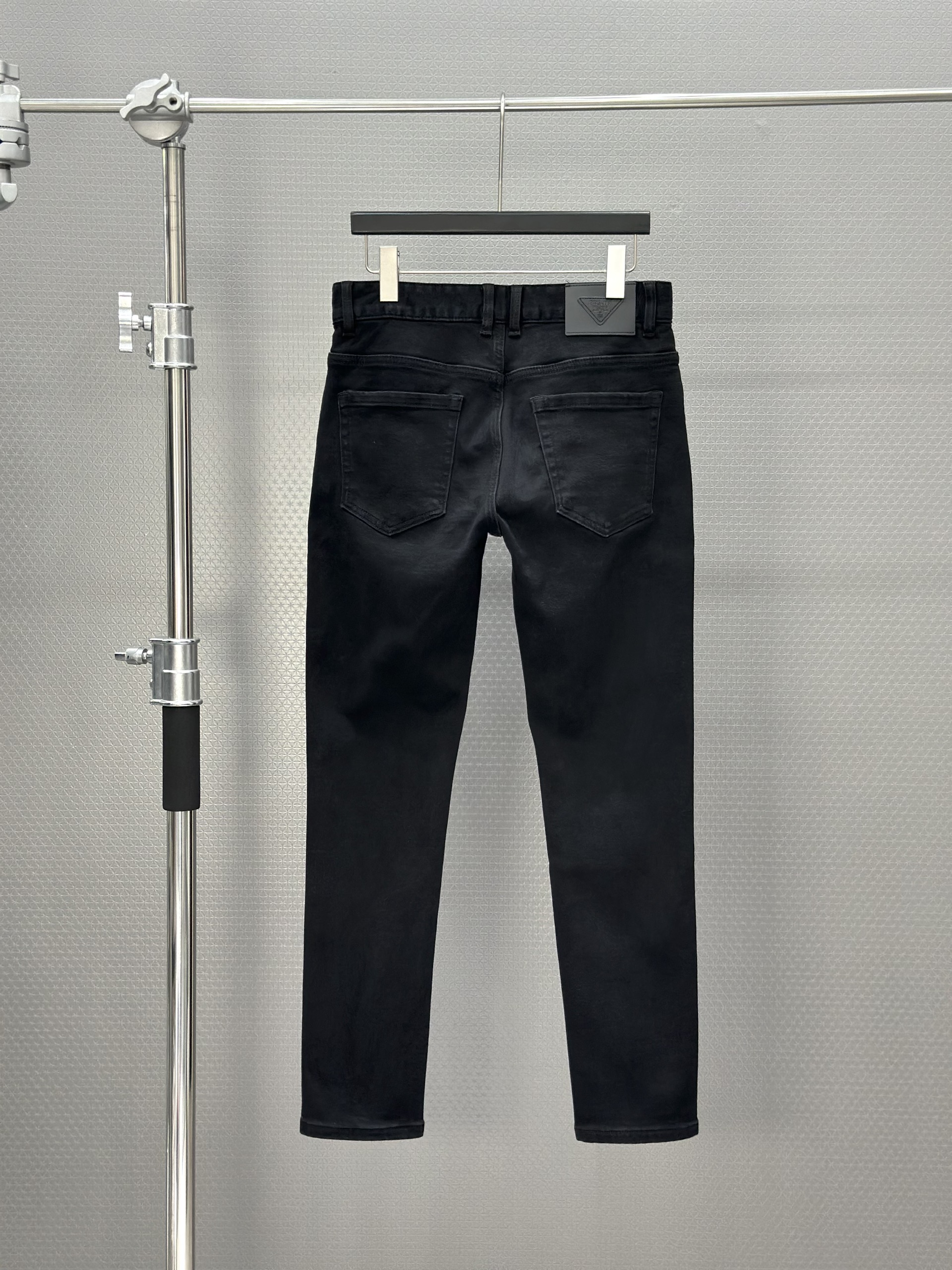 Quần bò Jean Prada Đen trơn logo tam giác tag túi Like Auth 28-34 VTN