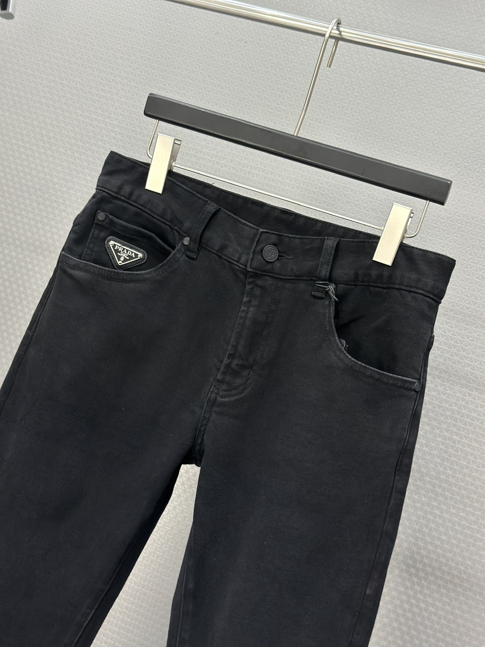 Quần bò Jean Prada Đen trơn logo tam giác tag túi Like Auth 28-34 VTN