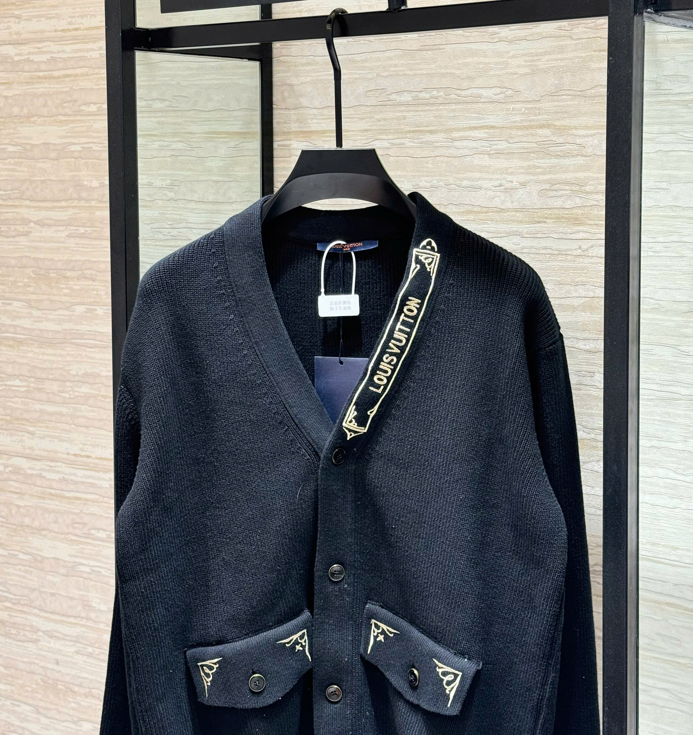 Áo khoác Cardigan Louis Vuitton LV Đen logo tag cổ chỉ Vàng Like Auth S-L VTN DDT NV