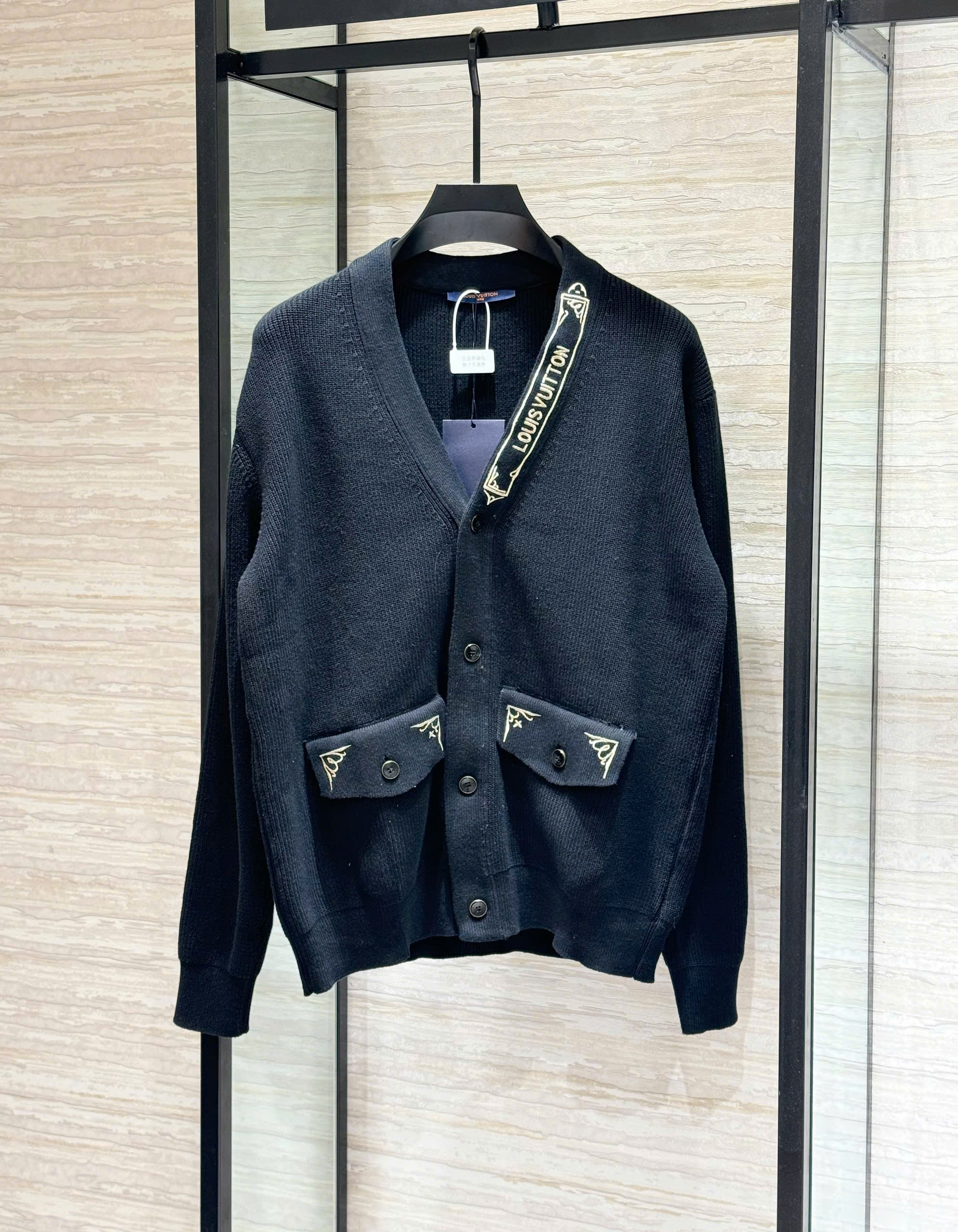 Áo khoác Cardigan Louis Vuitton LV Đen logo tag cổ chỉ Vàng Like Auth S-L VTN DDT NV