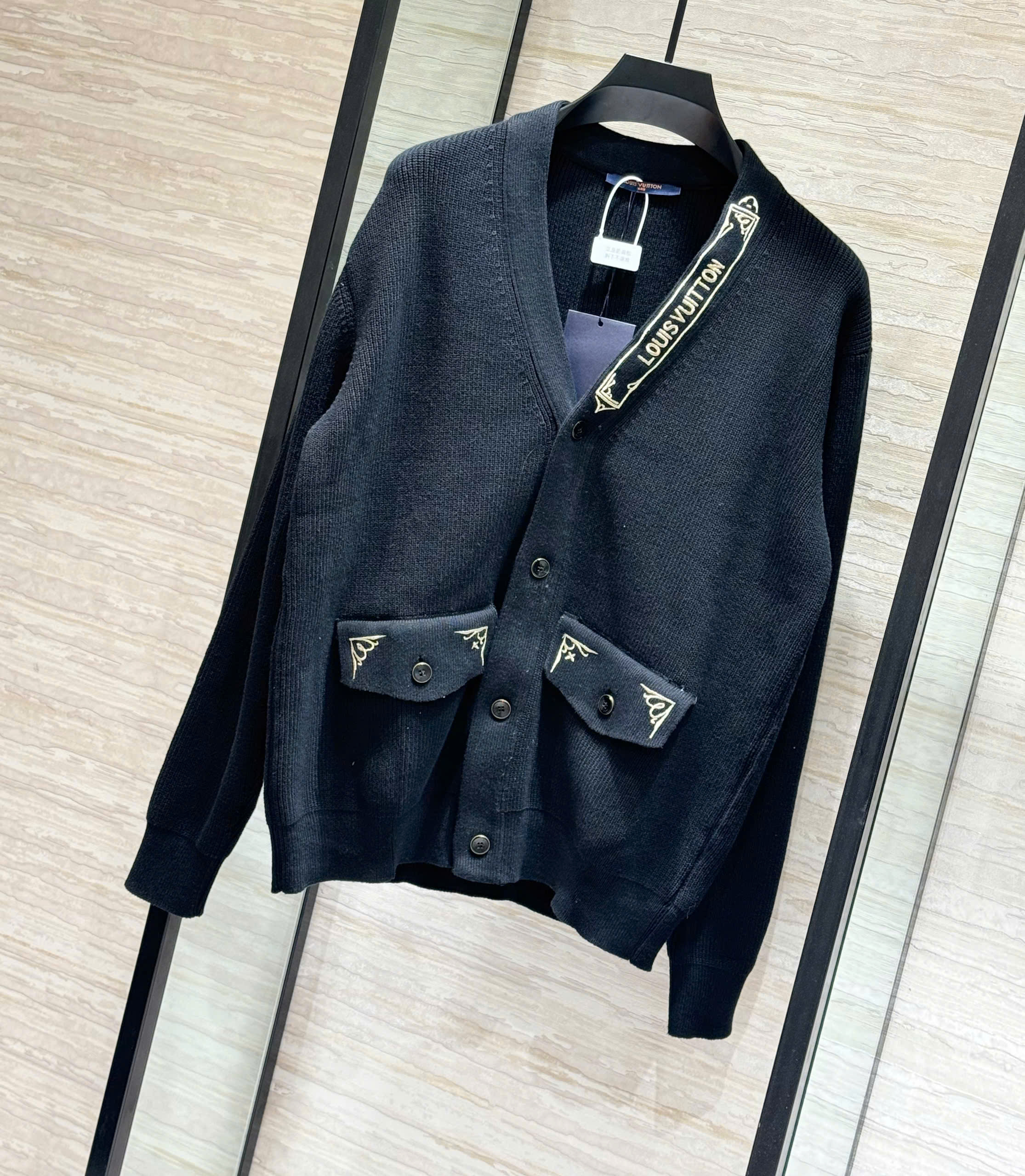 Áo khoác Cardigan Louis Vuitton LV Đen logo tag cổ chỉ Vàng Like Auth S-L VTN DDT NV
