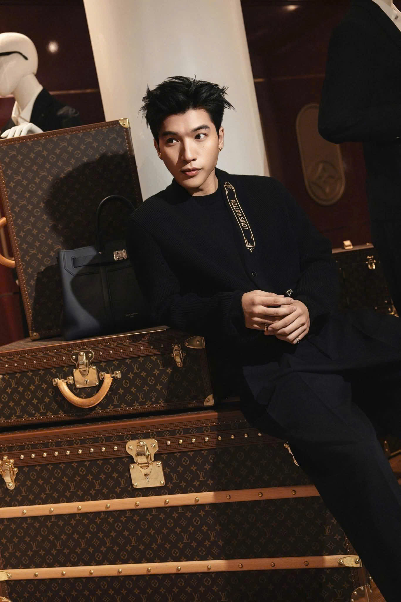 Áo khoác Cardigan Louis Vuitton LV Đen logo tag cổ chỉ Vàng Like Auth S-L VTN DDT NV