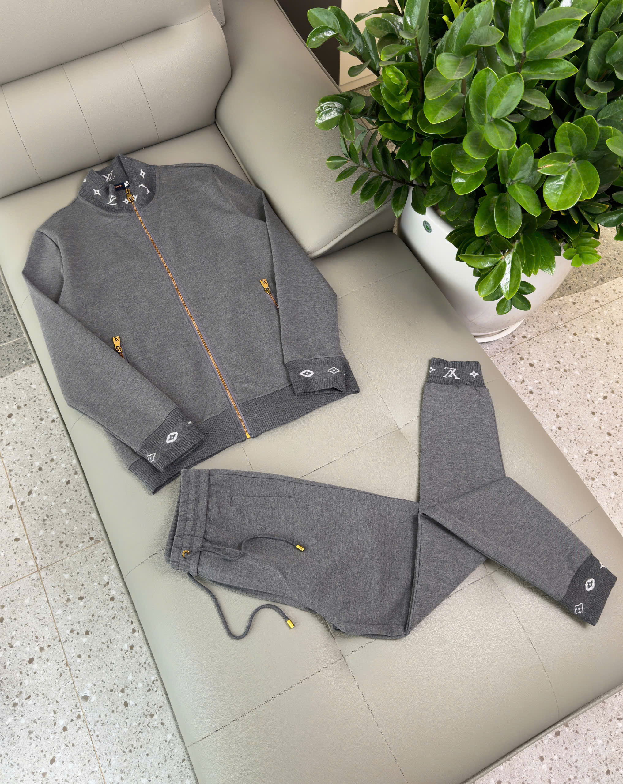 Set bộ nỉ Louis Vuitton LV Xám logo check tay cổ Like Auth M-3XL DDT