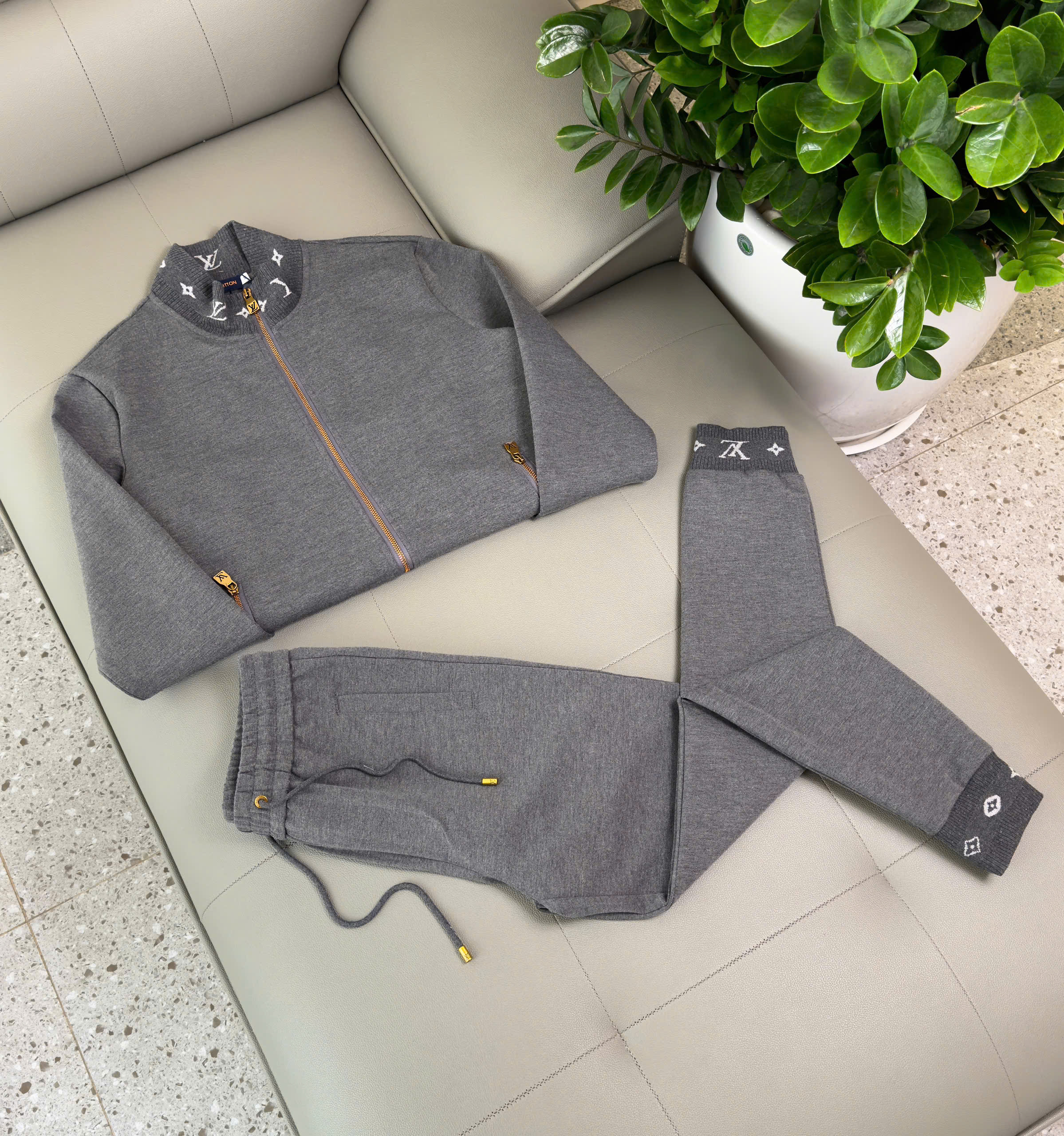 Set bộ nỉ Louis Vuitton LV Xám logo check tay cổ Like Auth M-3XL DDT