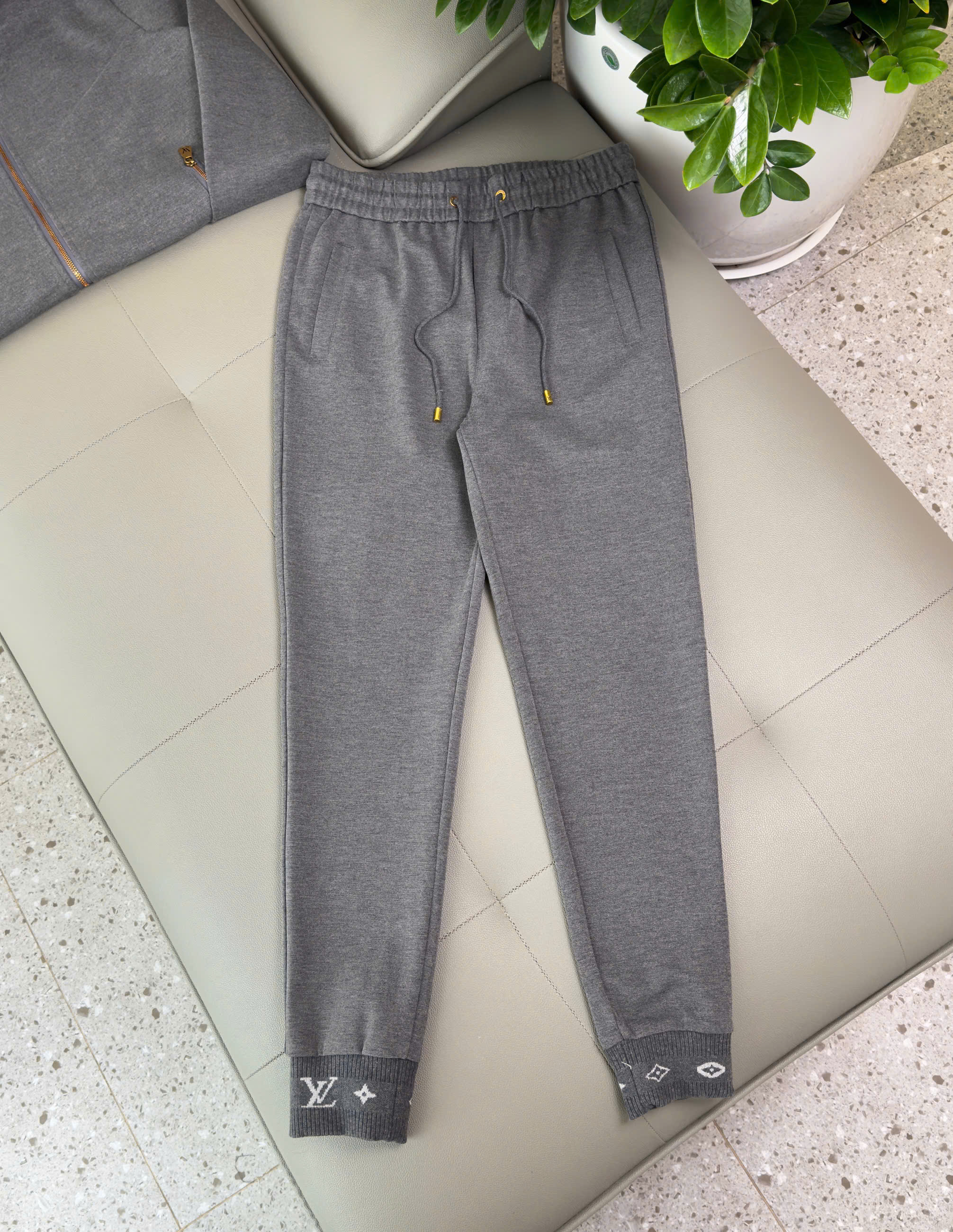 Set bộ nỉ Louis Vuitton LV Xám logo check tay cổ Like Auth M-3XL DDT