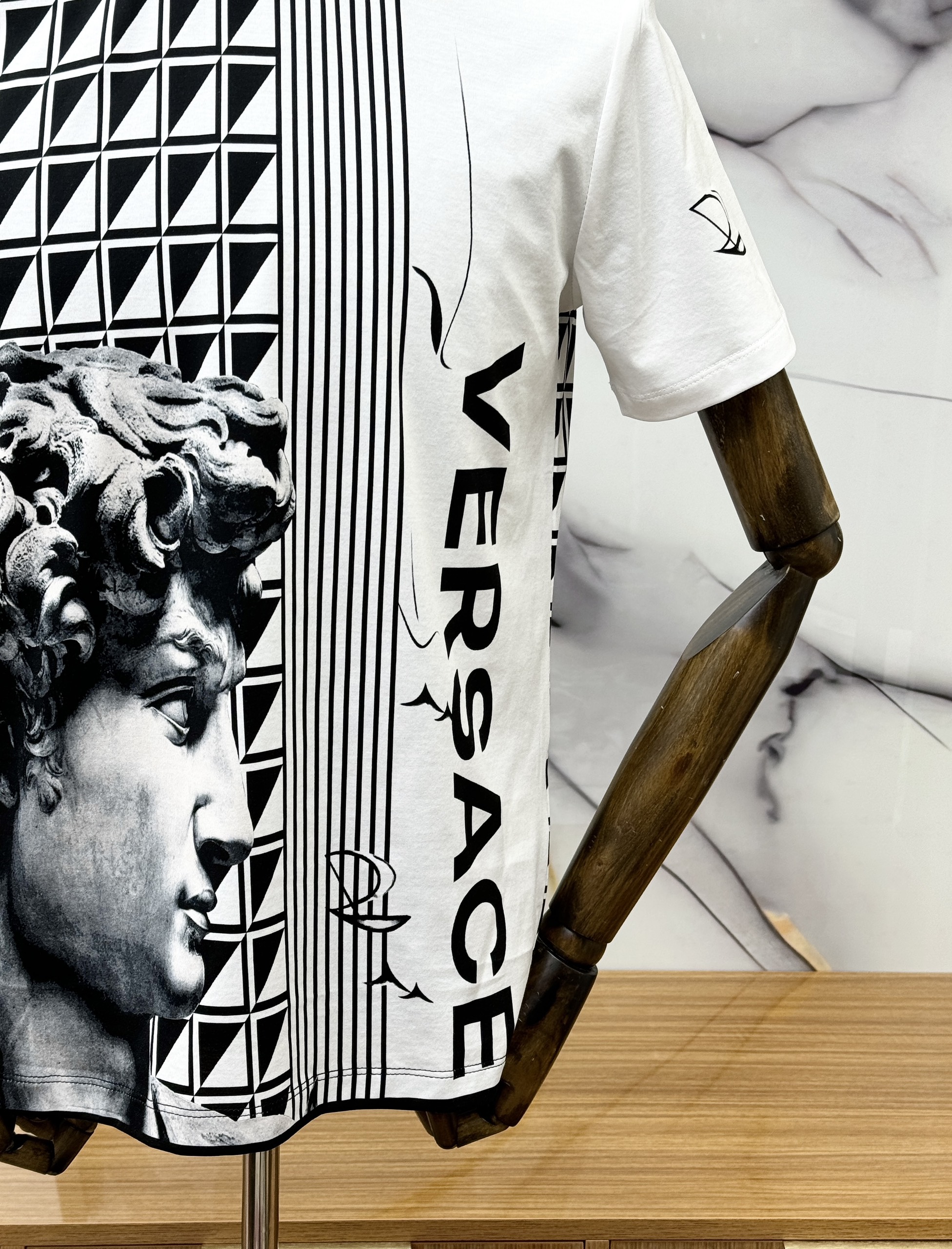 Áo phông T-shirt Versace VS Trắng họa tiết logo mặt tượng phối kẻ ô Đen Like Auth on web CD