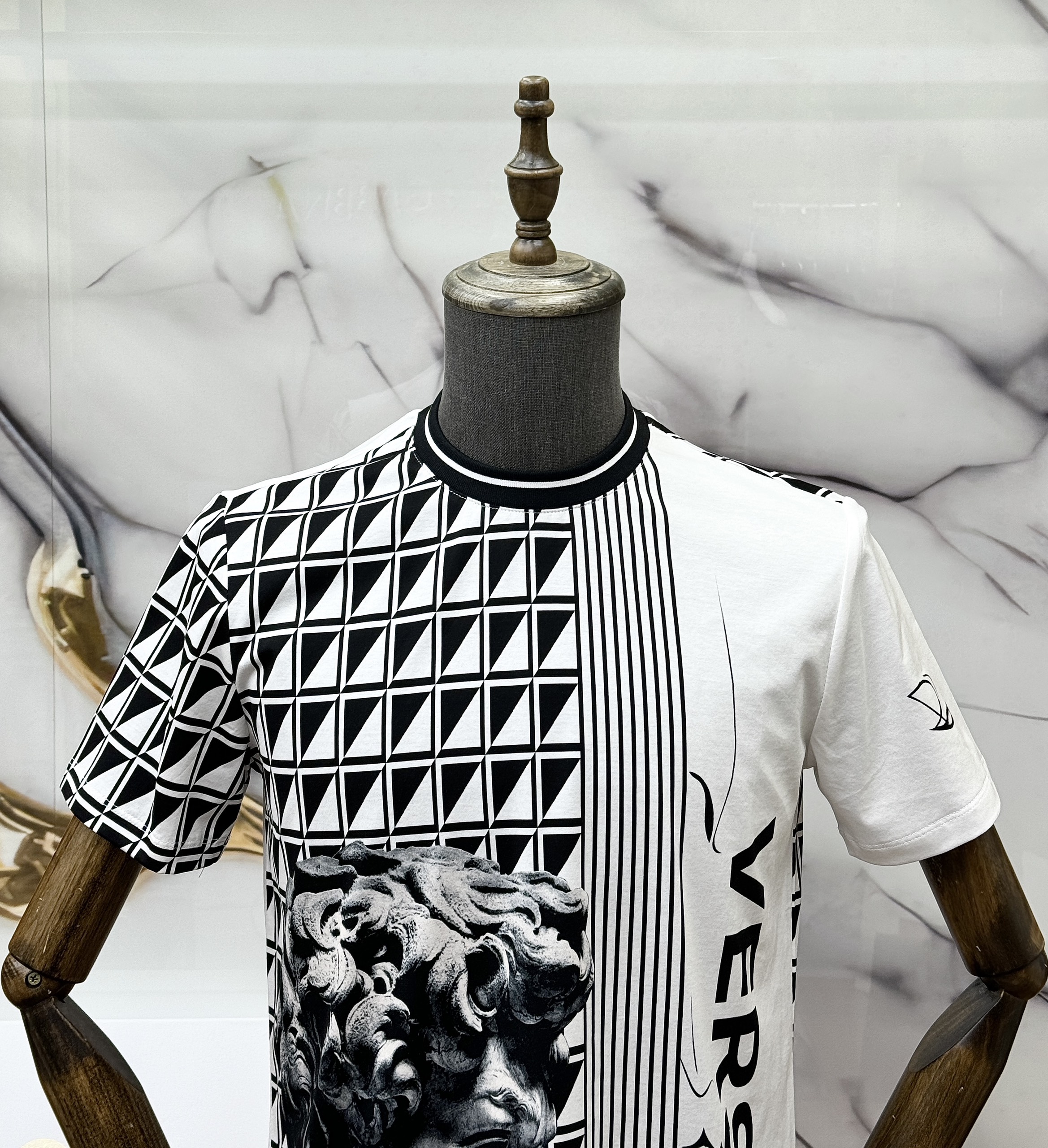 Áo phông T-shirt Versace VS Trắng họa tiết logo mặt tượng phối kẻ ô Đen Like Auth on web CD