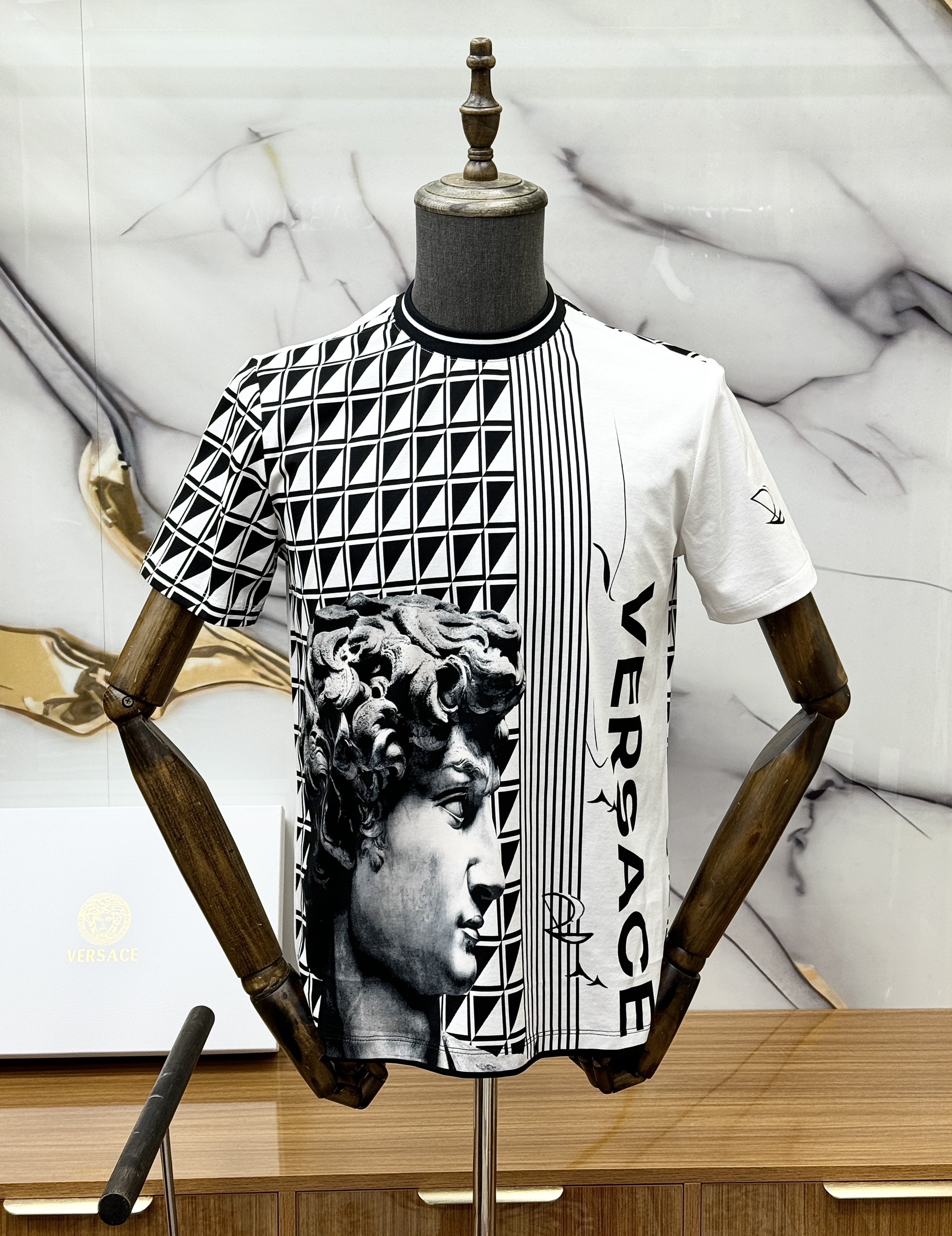 Áo phông T-shirt Versace VS Trắng họa tiết logo mặt tượng phối kẻ ô Đen Like Auth on web CD