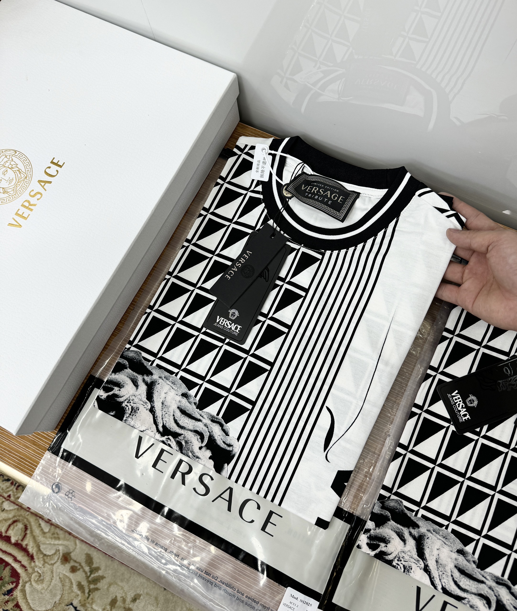 Áo phông T-shirt Versace VS Trắng họa tiết logo mặt tượng phối kẻ ô Đen Like Auth on web CD