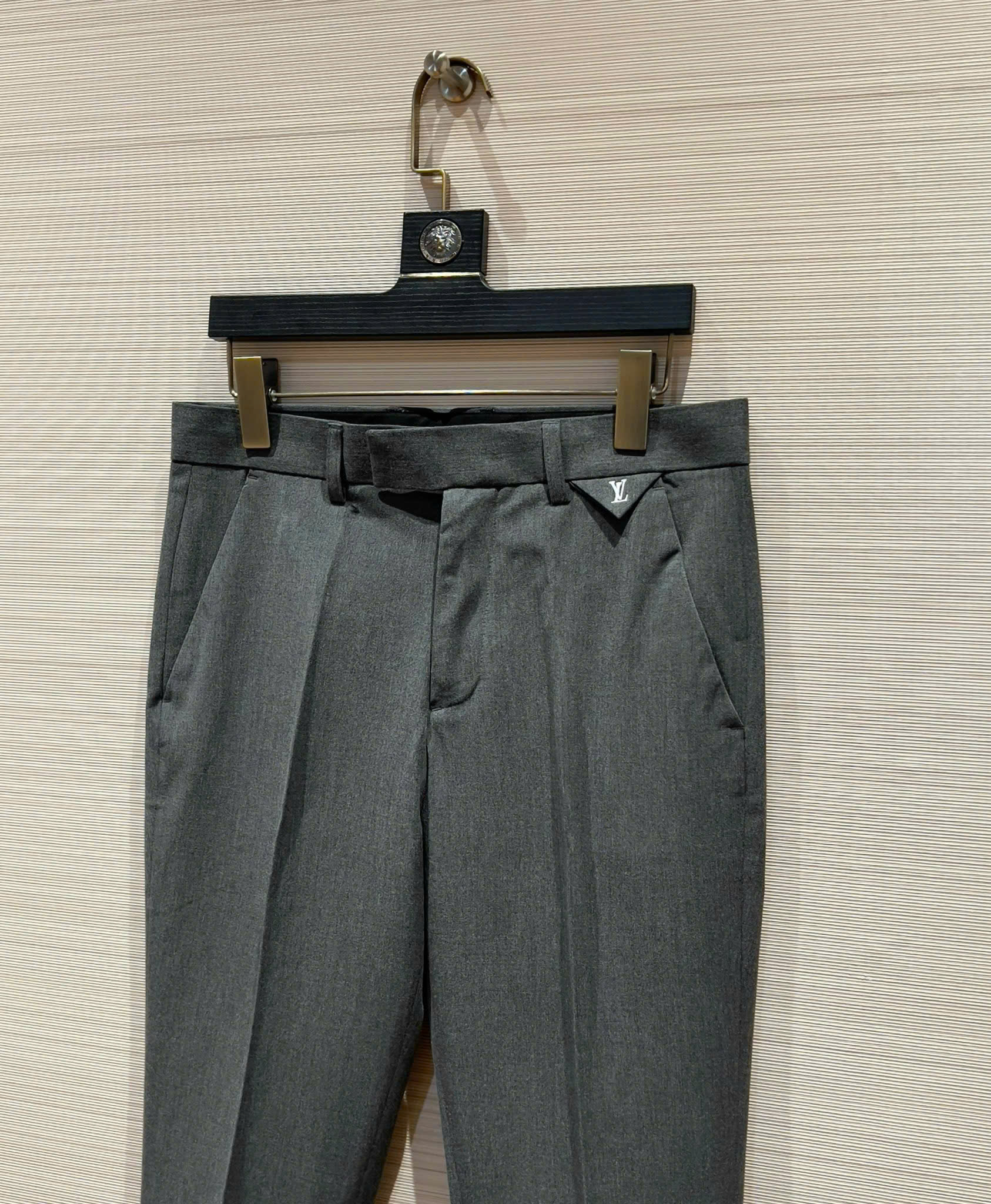 Quần âu tây Louis Vuitton LV Xám logo bạc tag cạp 28-36 DDT