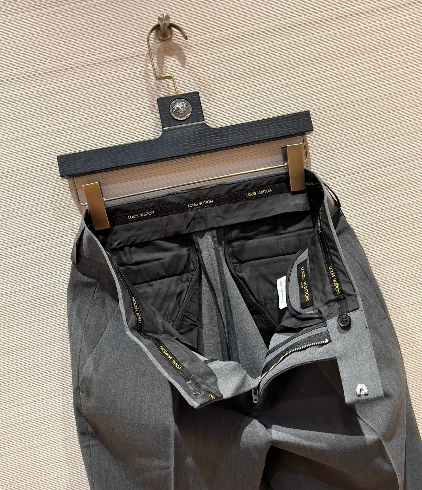 Quần âu tây Louis Vuitton LV Xám logo bạc tag cạp 28-36 DDT