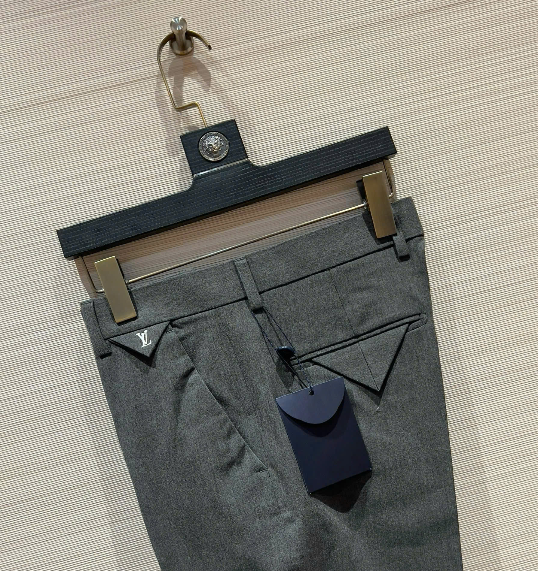 Quần âu tây Louis Vuitton LV Xám logo bạc tag cạp 28-36 DDT