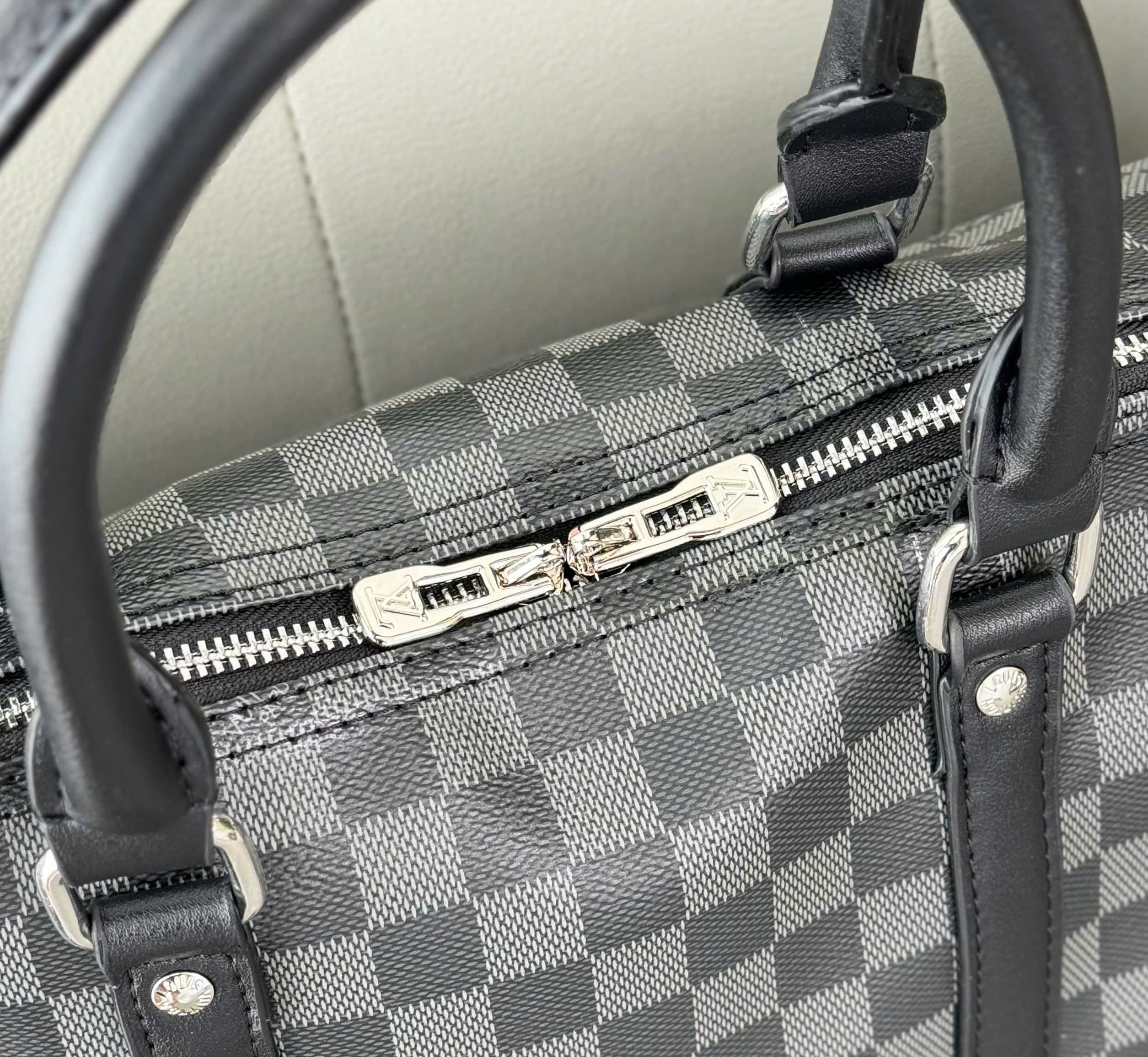 Túi trống du lịch Louis Vuitton LV Đen Caro Like Auth size 50 DDT