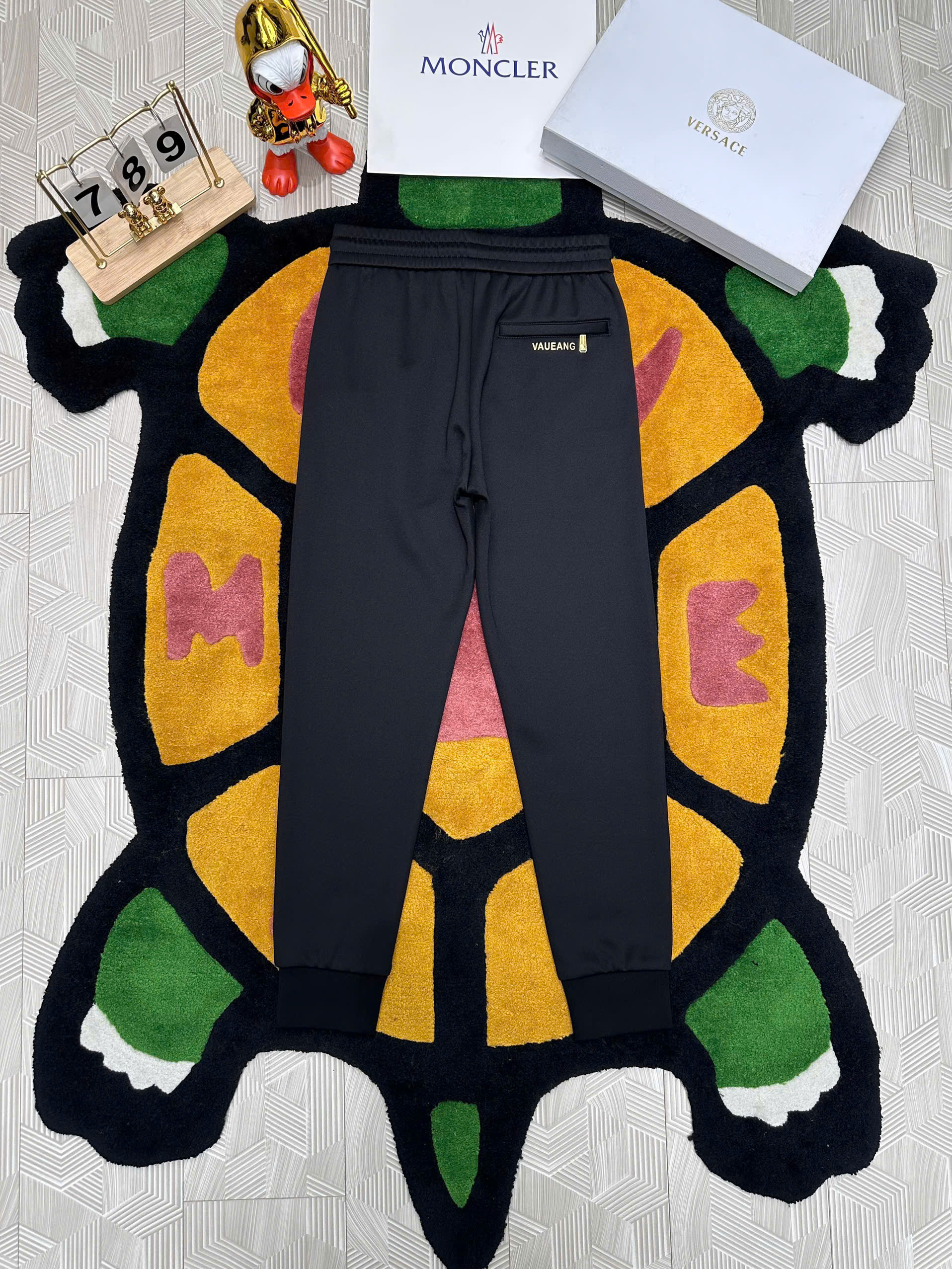 Quần Jogger Versace VS Đen logo thêu đùi chỉ Vàng Like AUth 29-34 MK