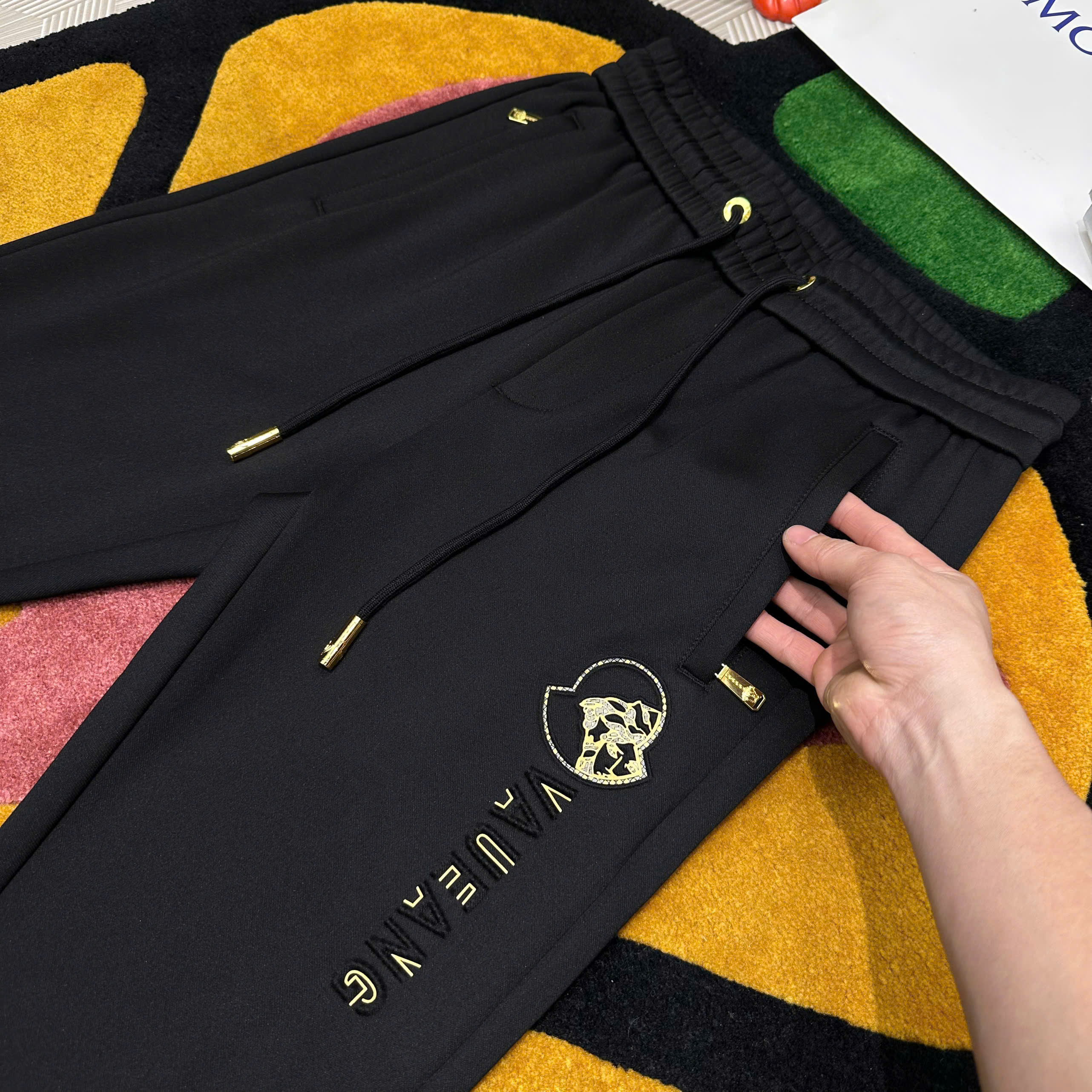 Quần Jogger Versace VS Đen logo thêu đùi chỉ Vàng Like AUth 29-34 MK