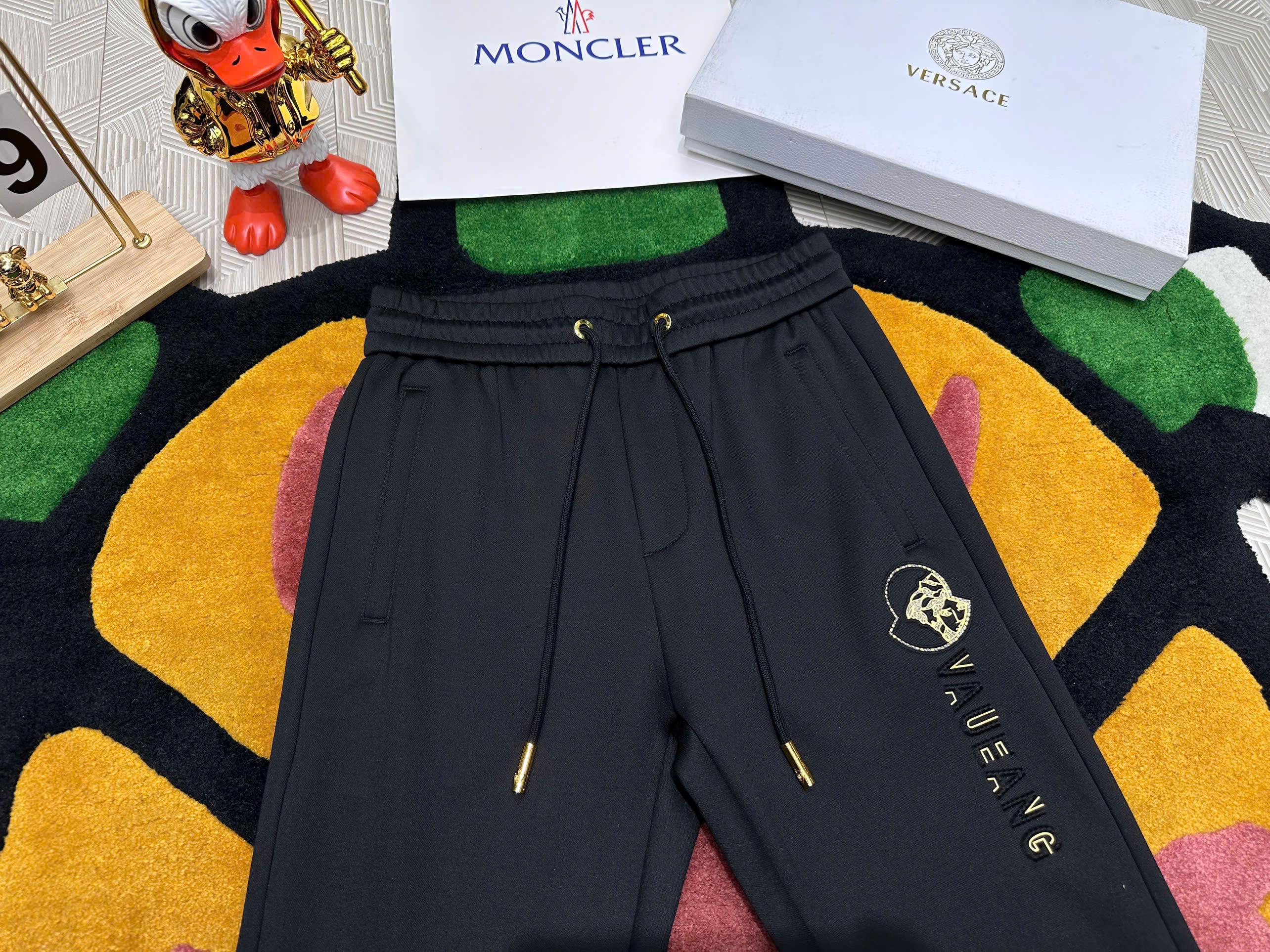 Quần Jogger Versace VS Đen logo thêu đùi chỉ Vàng Like AUth 29-34 MK