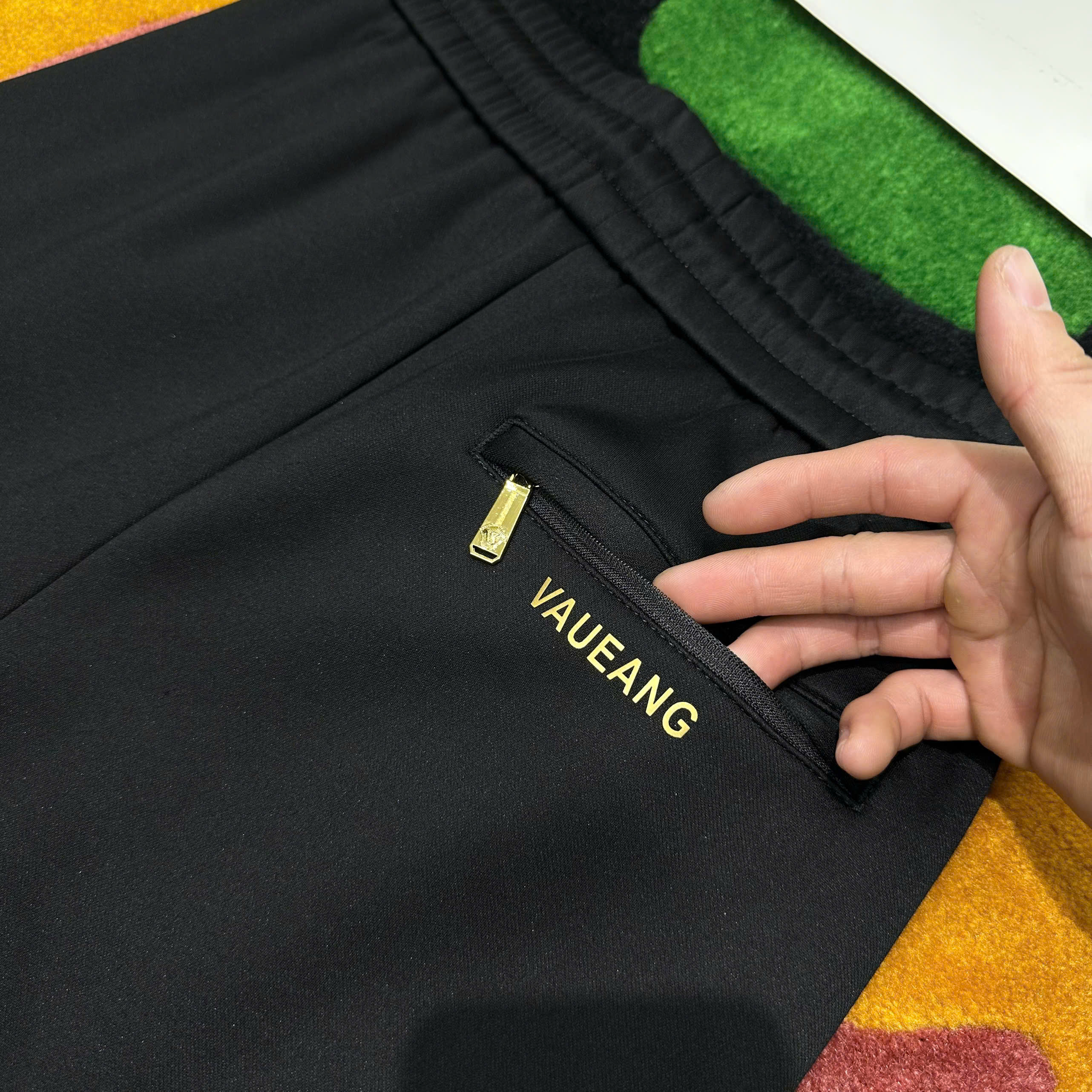 Quần Jogger Versace VS Đen logo thêu đùi chỉ Vàng Like AUth 29-34 MK