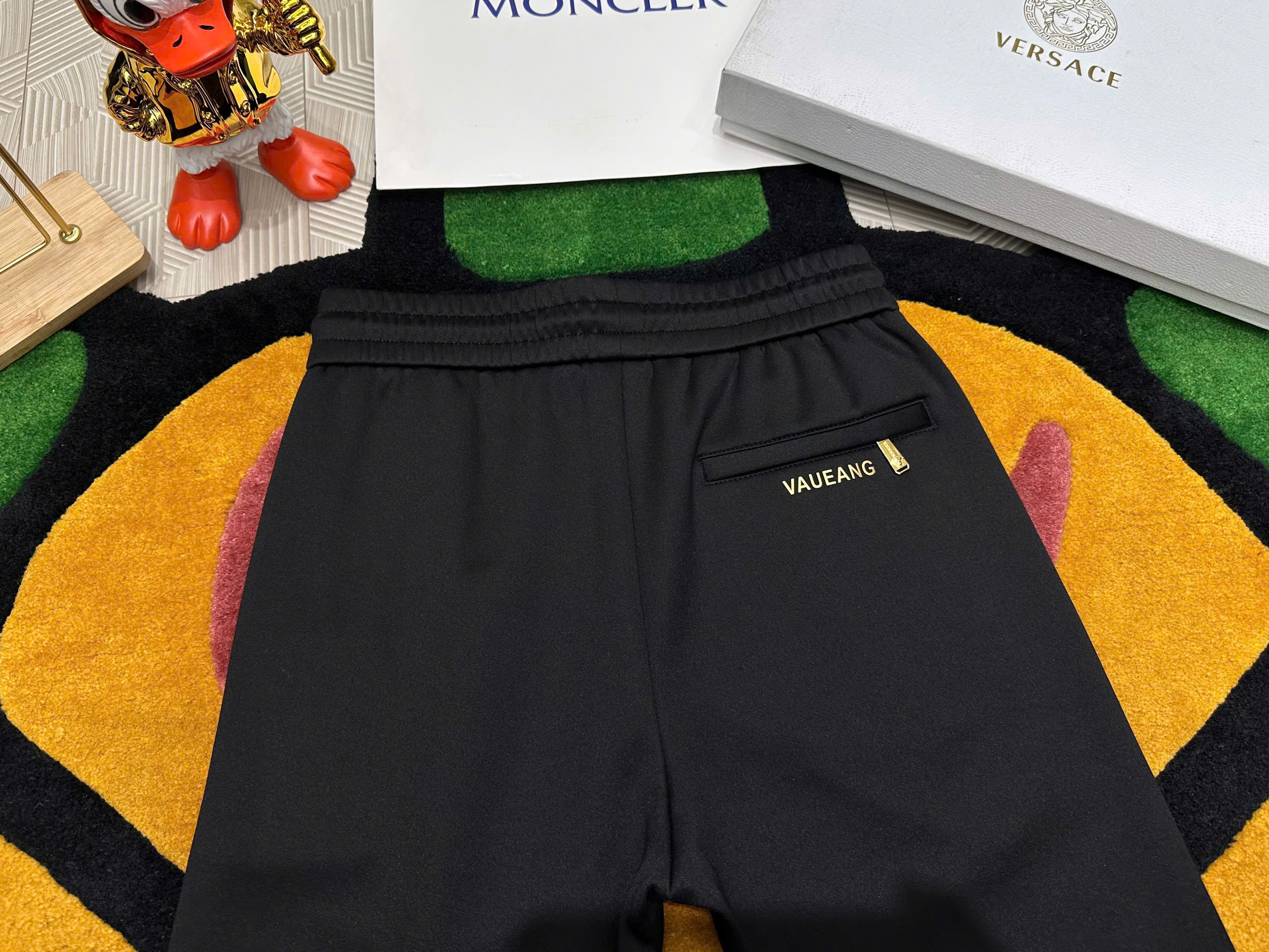 Quần Jogger Versace VS Đen logo thêu đùi chỉ Vàng Like AUth 29-34 MK