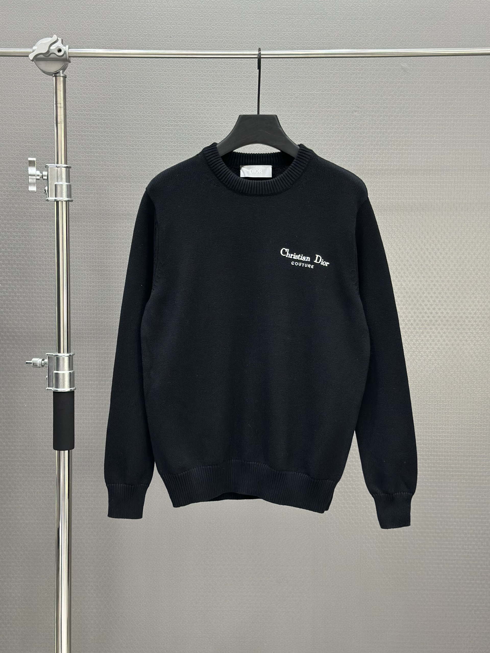 Áo sweater len Dior CD 1379 Đen logo thêu ngực lưng Like Auth 46-52 VTN