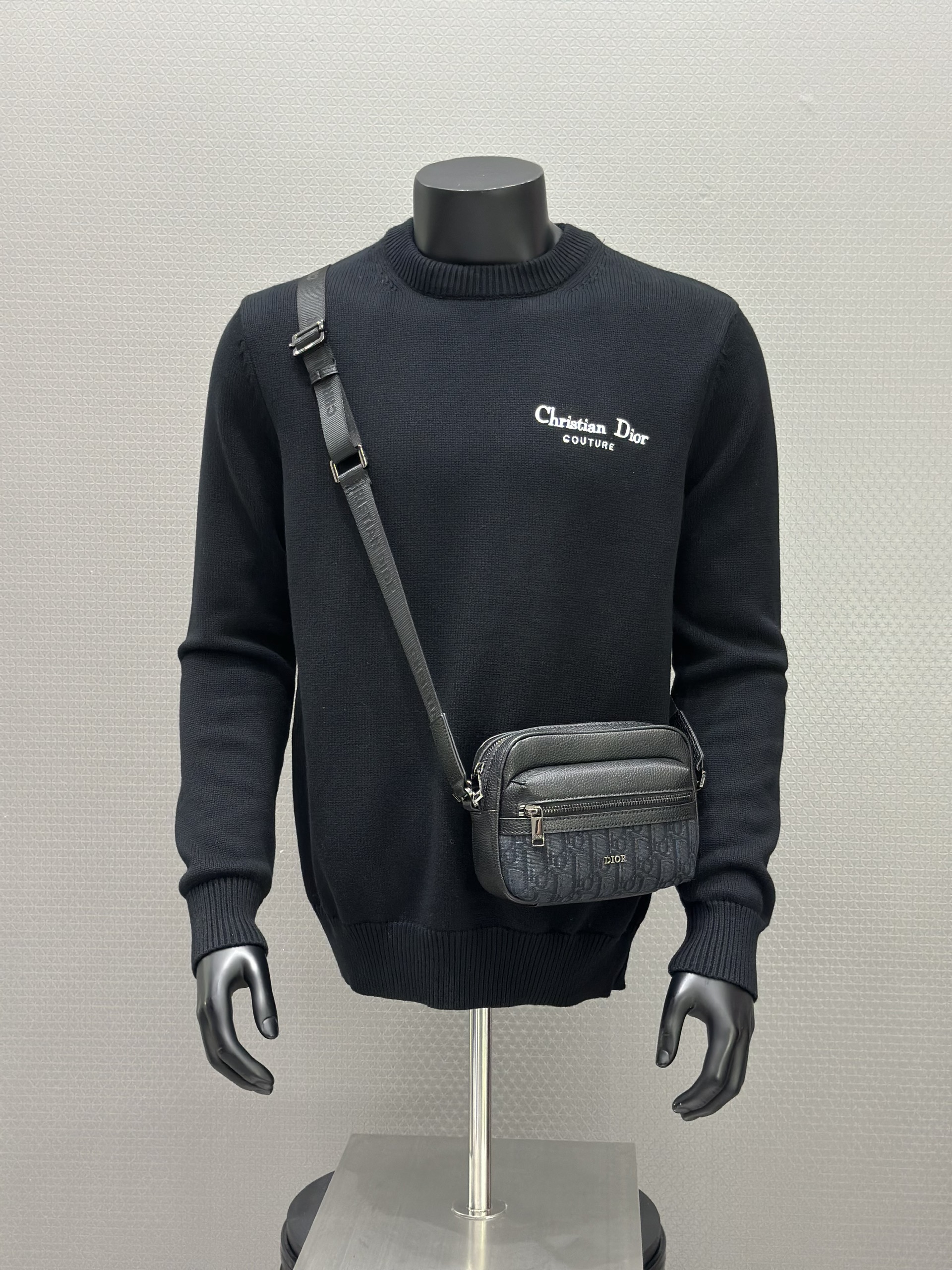 Áo sweater len Dior CD 1379 Đen logo thêu ngực lưng Like Auth 46-52 VTN