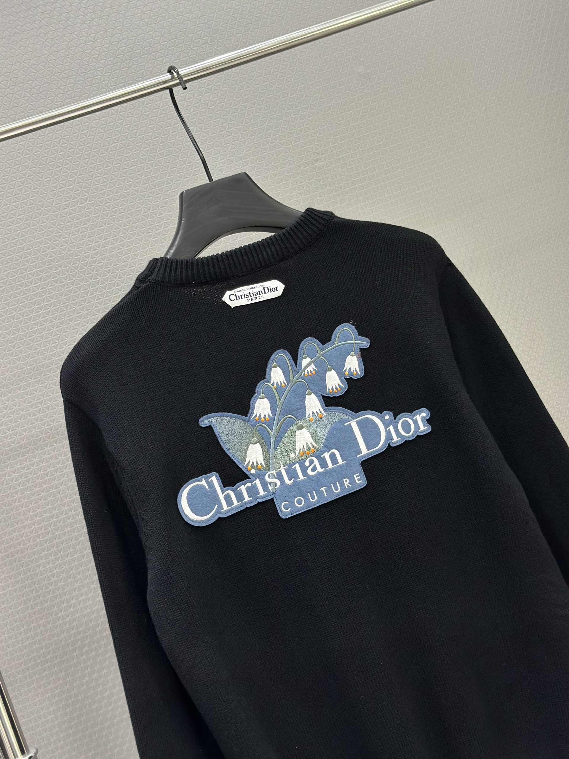 Áo sweater len Dior CD 1379 Đen logo thêu ngực lưng Like Auth 46-52 VTN