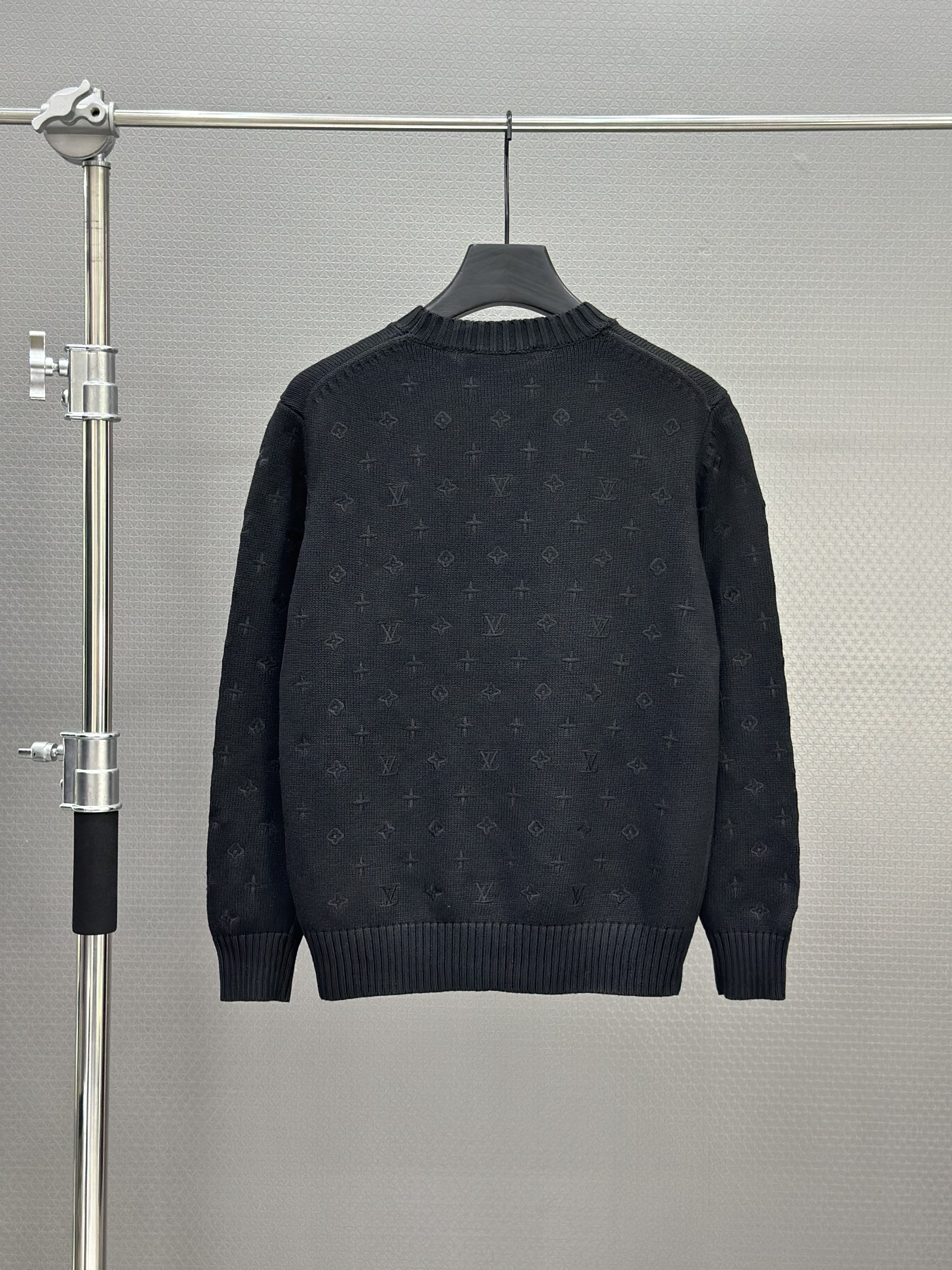 Áo sweater len Louis Vuitton LV 1387 Đen logo thêu monogram full Like Auth 46-52 VTN