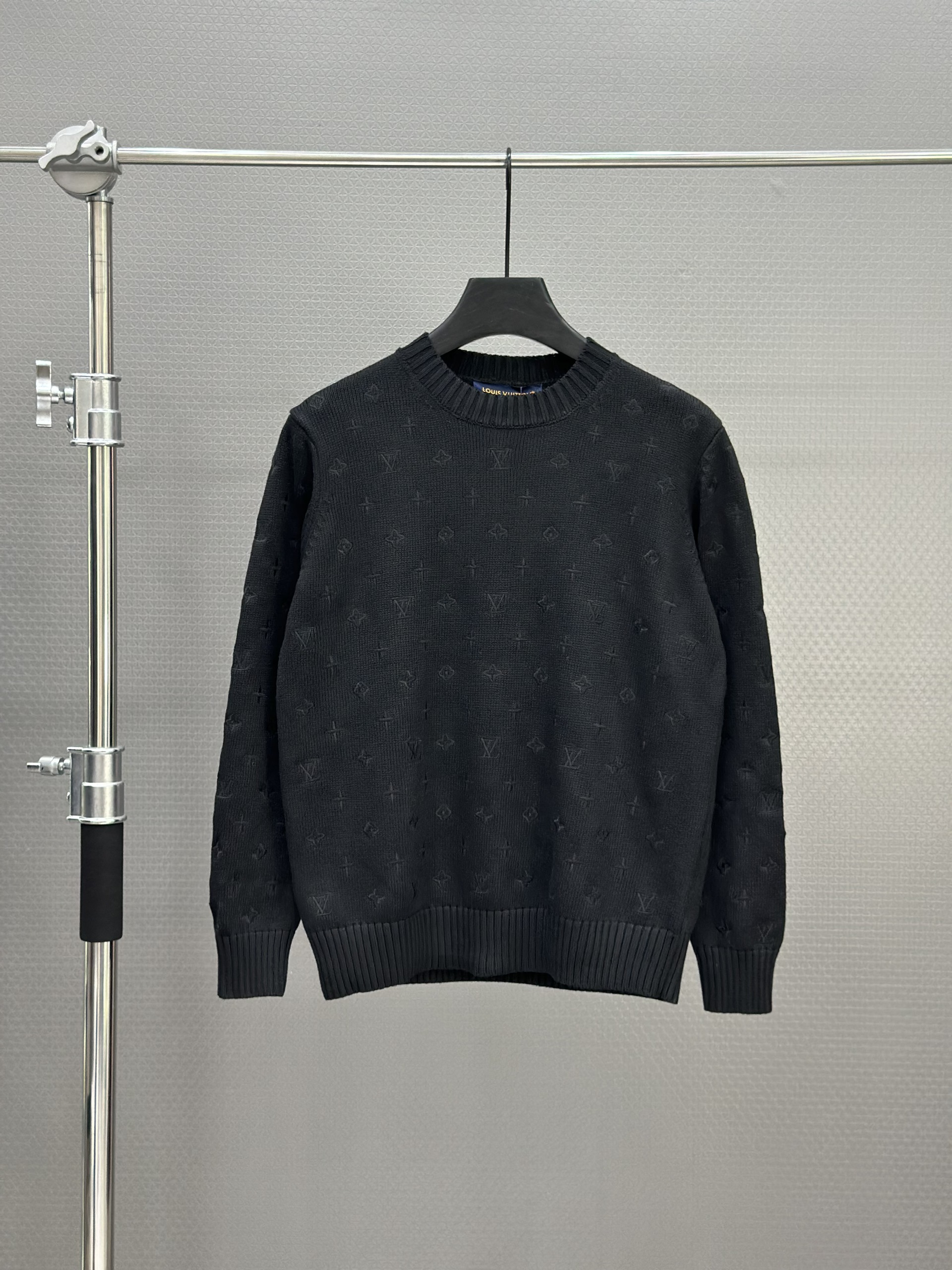Áo sweater len Louis Vuitton LV 1387 Đen logo thêu monogram full Like Auth 46-52 VTN