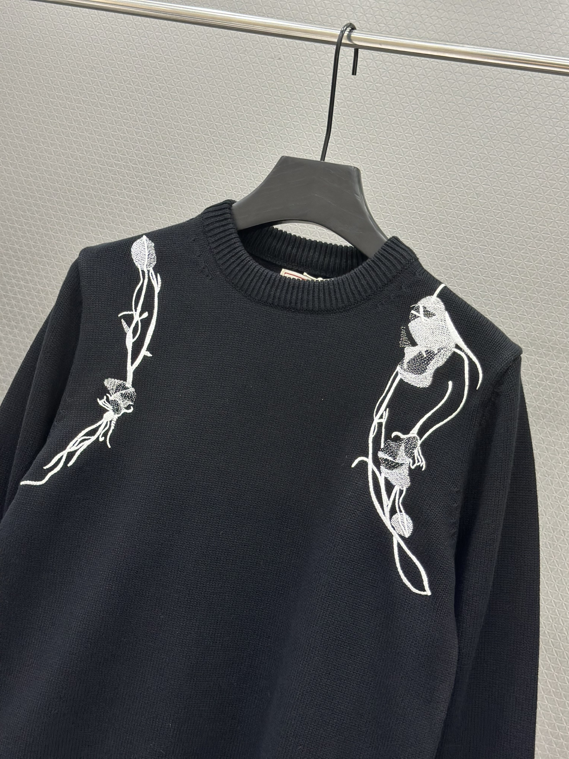 Áo sweater len Mcqueen MCQ 1381 Đen vạt vai Trắng Like Auth XS-L VTN