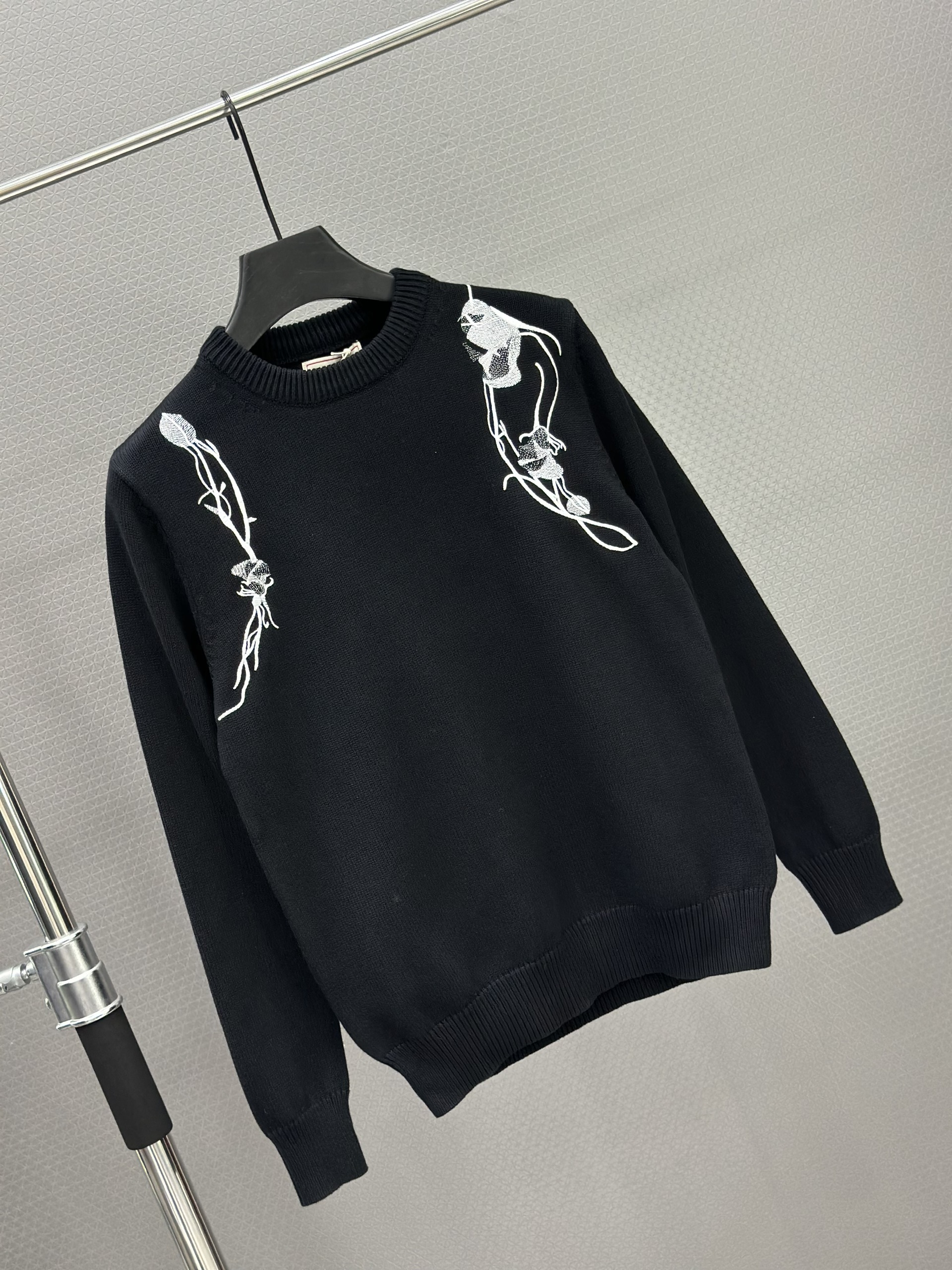 Áo sweater len Mcqueen MCQ 1381 Đen vạt vai Trắng Like Auth XS-L VTN