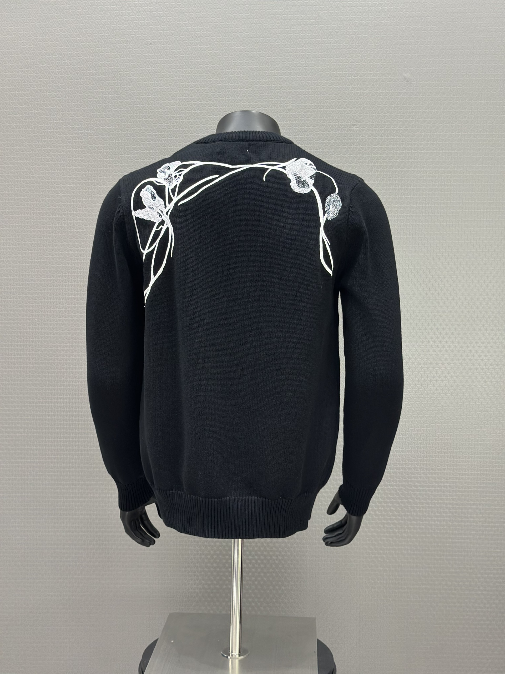 Áo sweater len Mcqueen MCQ 1381 Đen vạt vai Trắng Like Auth XS-L VTN