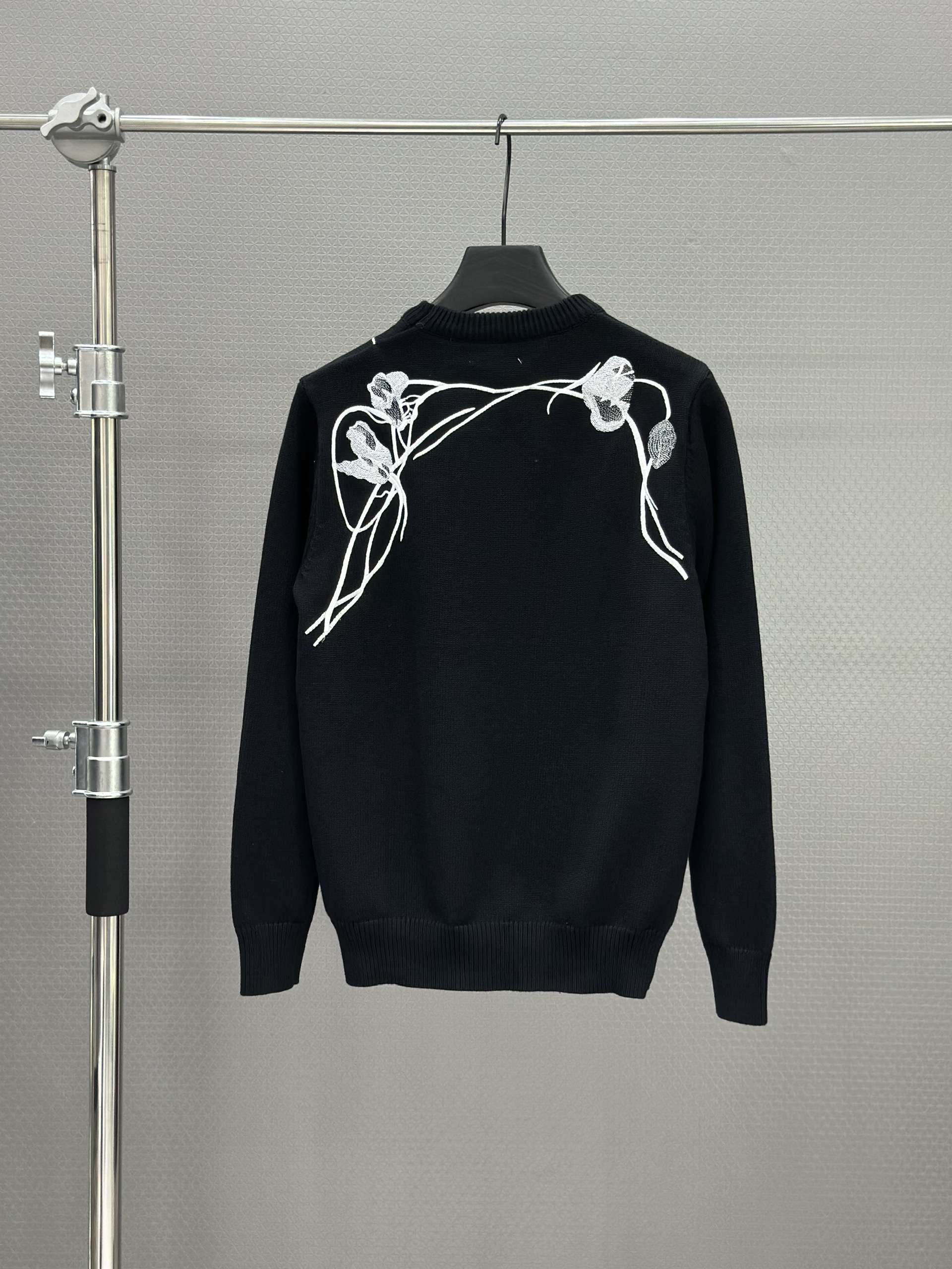 Áo sweater len Mcqueen MCQ 1381 Đen vạt vai Trắng Like Auth XS-L VTN