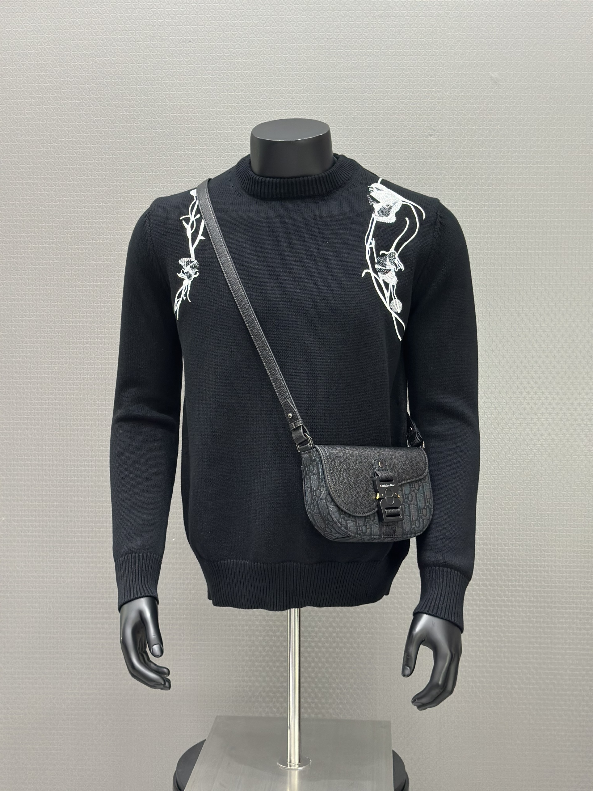 Áo sweater len Mcqueen MCQ 1381 Đen vạt vai Trắng Like Auth XS-L VTN