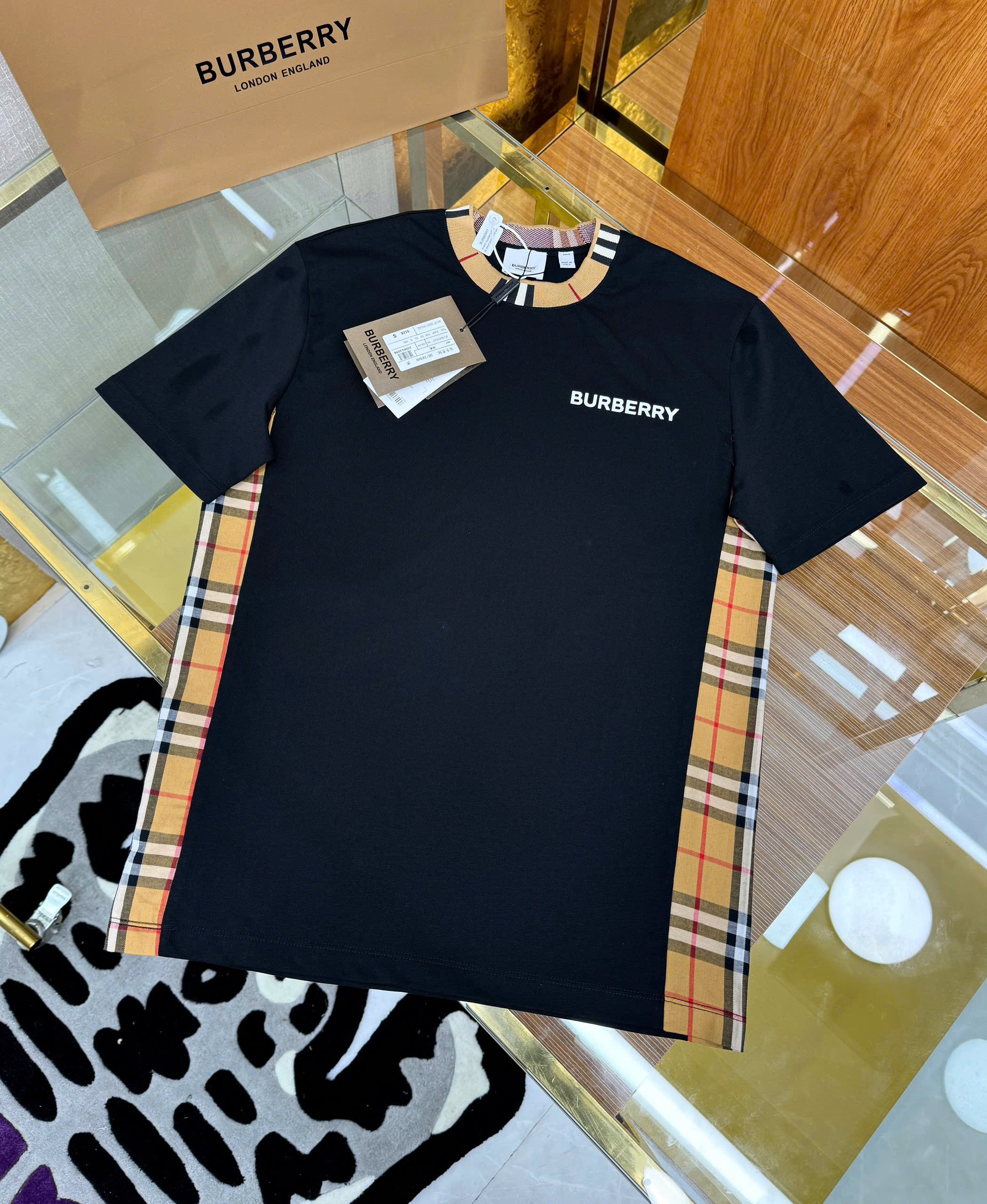 Áo phông T-shirt Burberry BBR logo thêu ngực phối kẻ sọc Nâu cổ sườn eo Like Auth on web CD