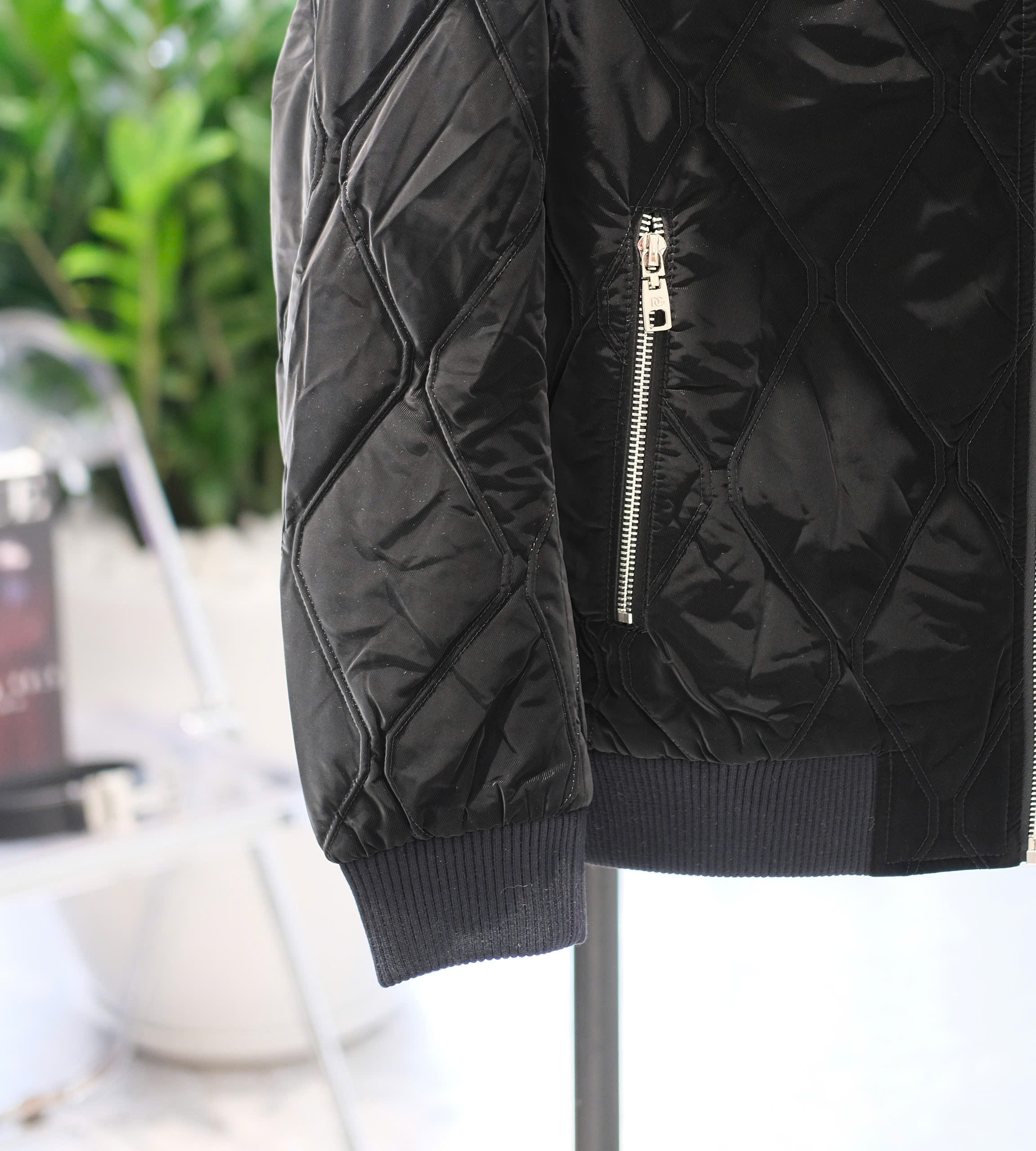 Áo khoác phao Dolce Gabbana Đen bóng cổ bẻ tag vuông ngực Like AUth 48-54 DDT