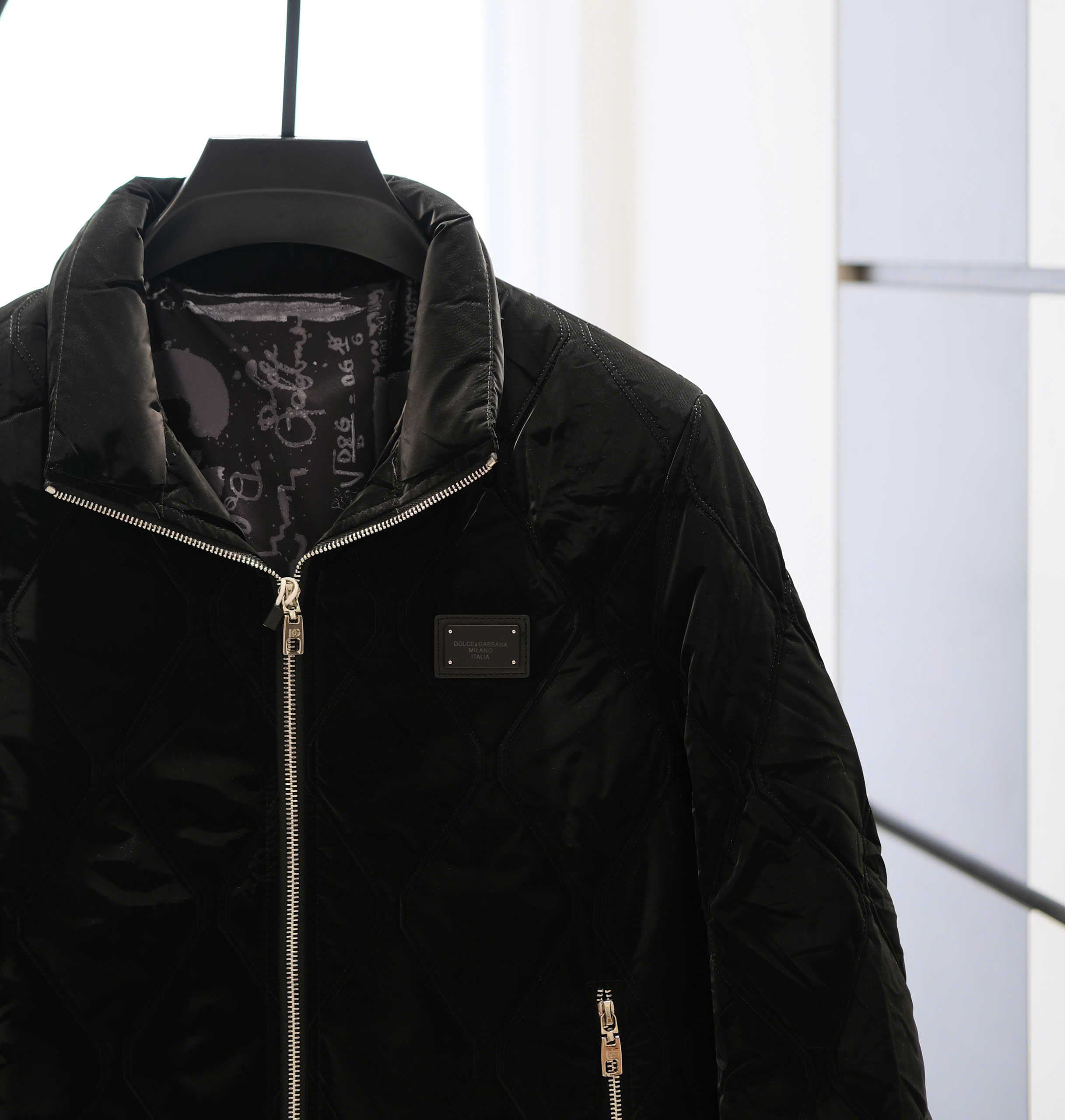 Áo khoác phao Dolce Gabbana Đen bóng cổ bẻ tag vuông ngực Like AUth 48-54 DDT