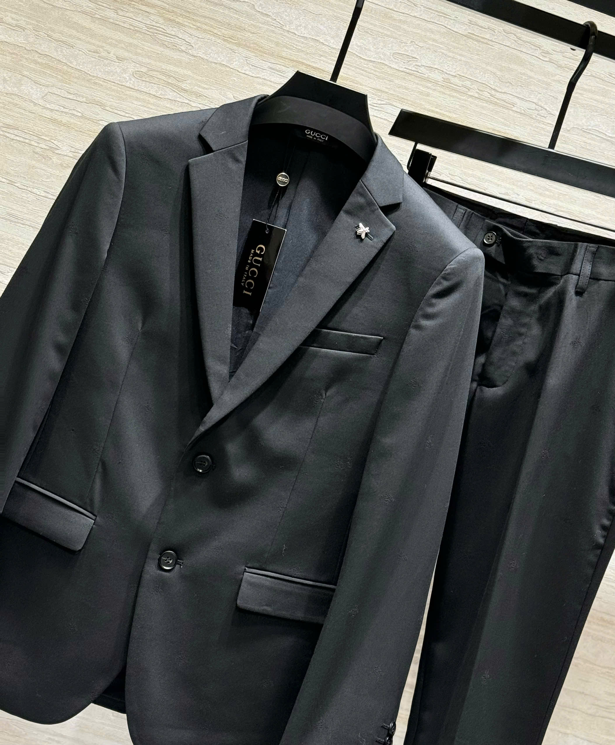 Set bộ Vest Gucci GC Đen logo tag Ong bạc new 2026 Like Auth 46-54 DDT