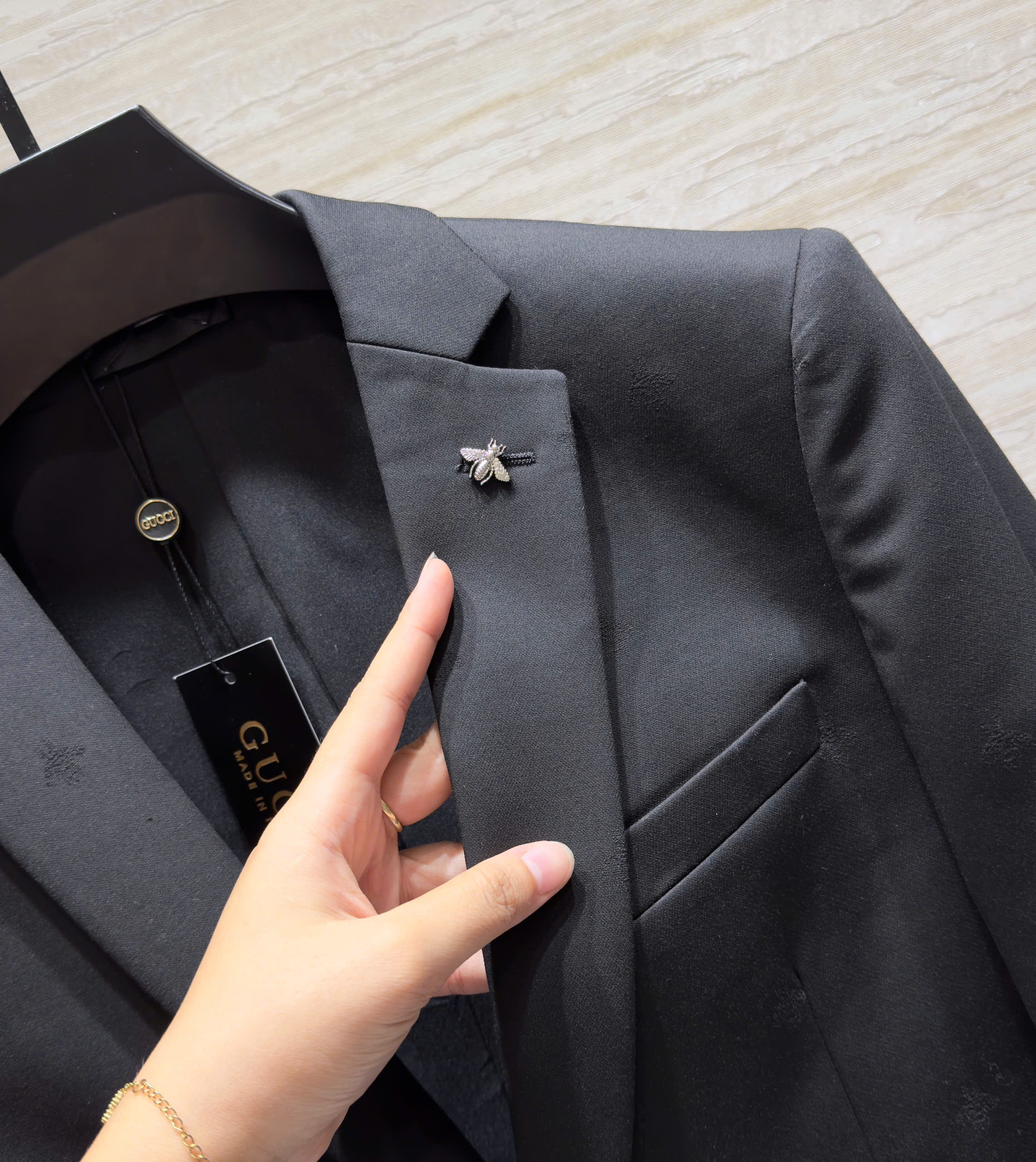 Set bộ Vest Gucci GC Đen logo tag Ong bạc new 2026 Like Auth 46-54 DDT