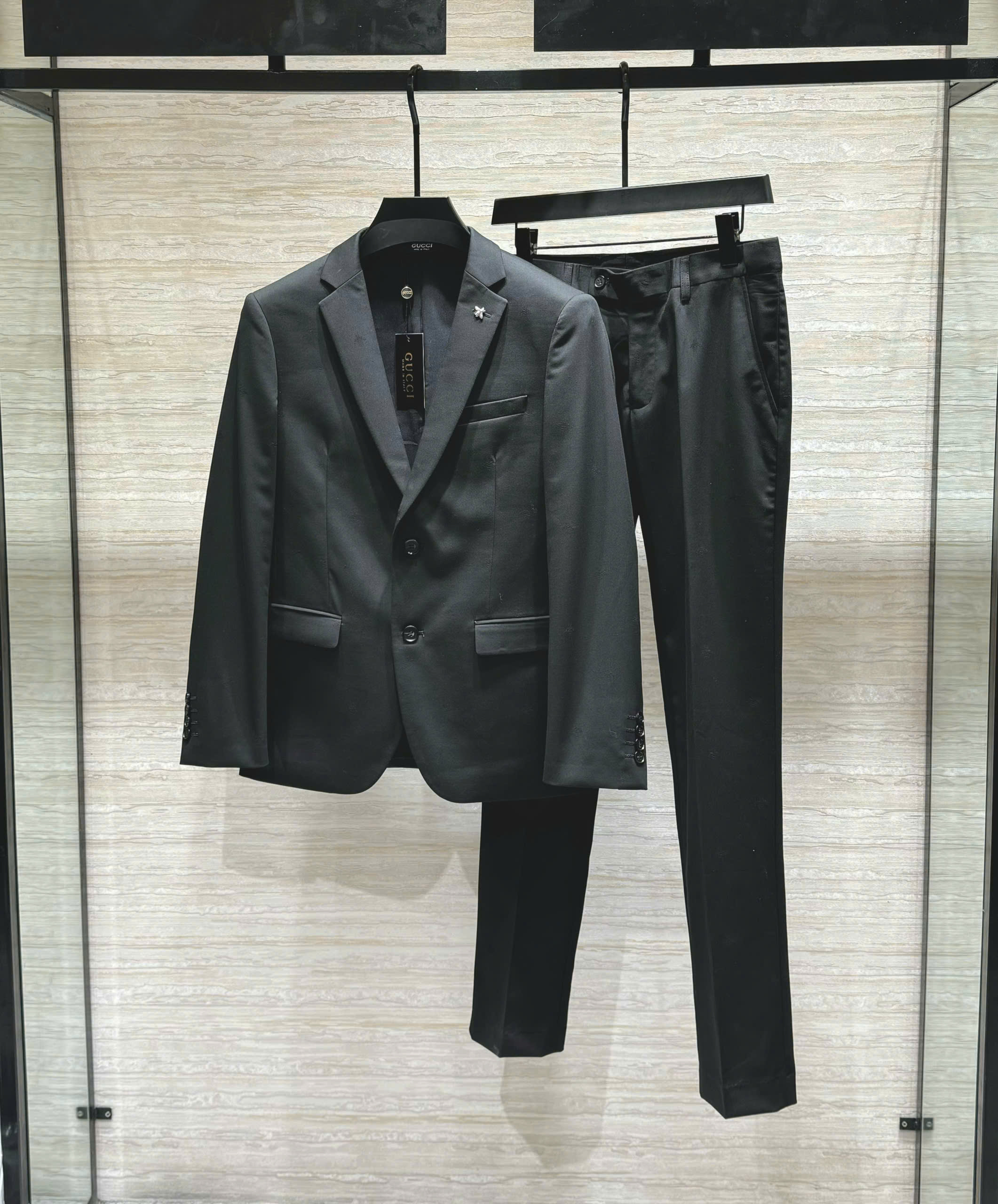 Set bộ Vest Gucci GC Đen logo tag Ong bạc new 2026 Like Auth 46-54 DDT