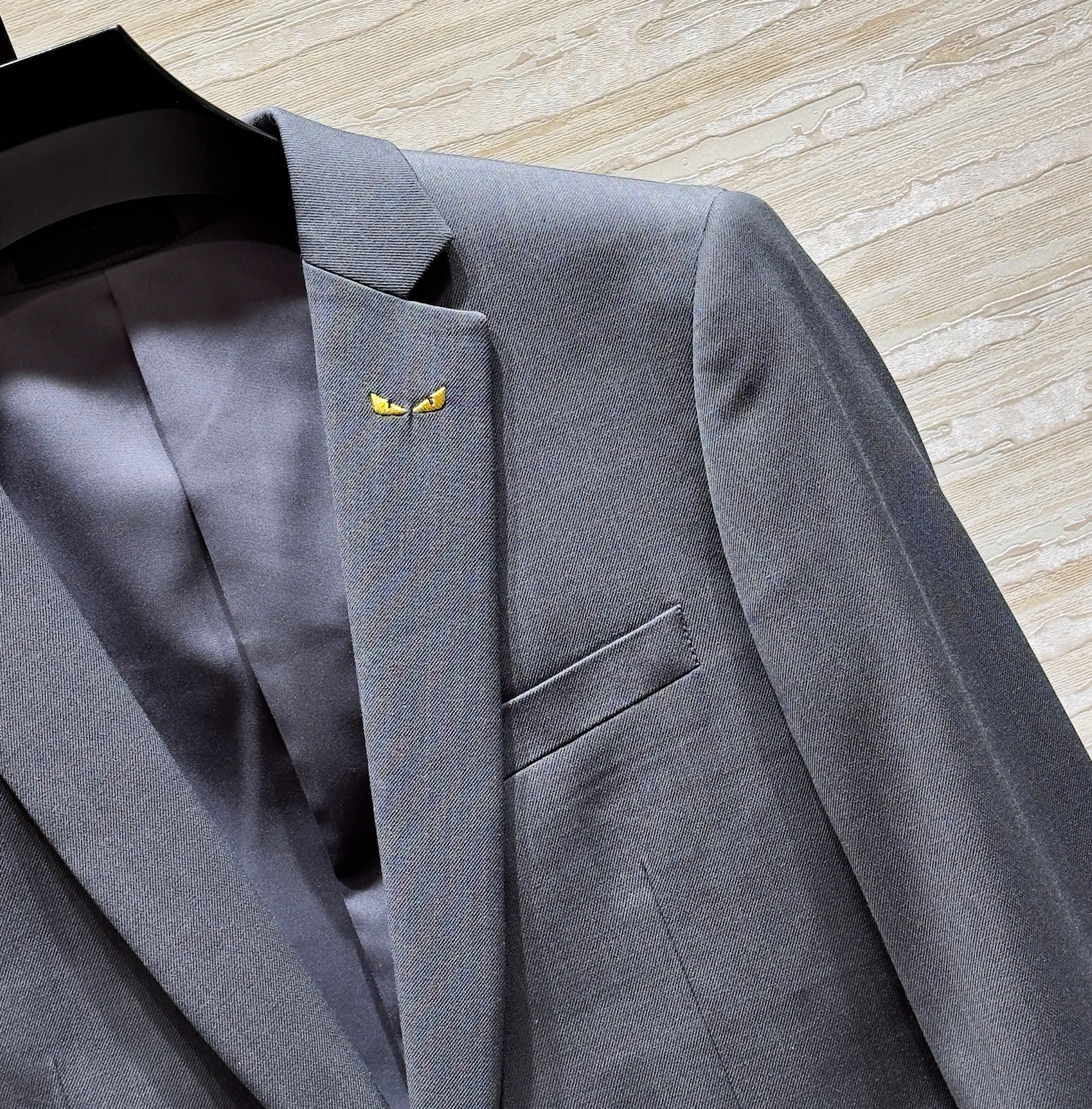 Set bộ Vest Fendi Xám logo thêu đôi mắt Vàng new 2026 Like Auth 46-54 DDT