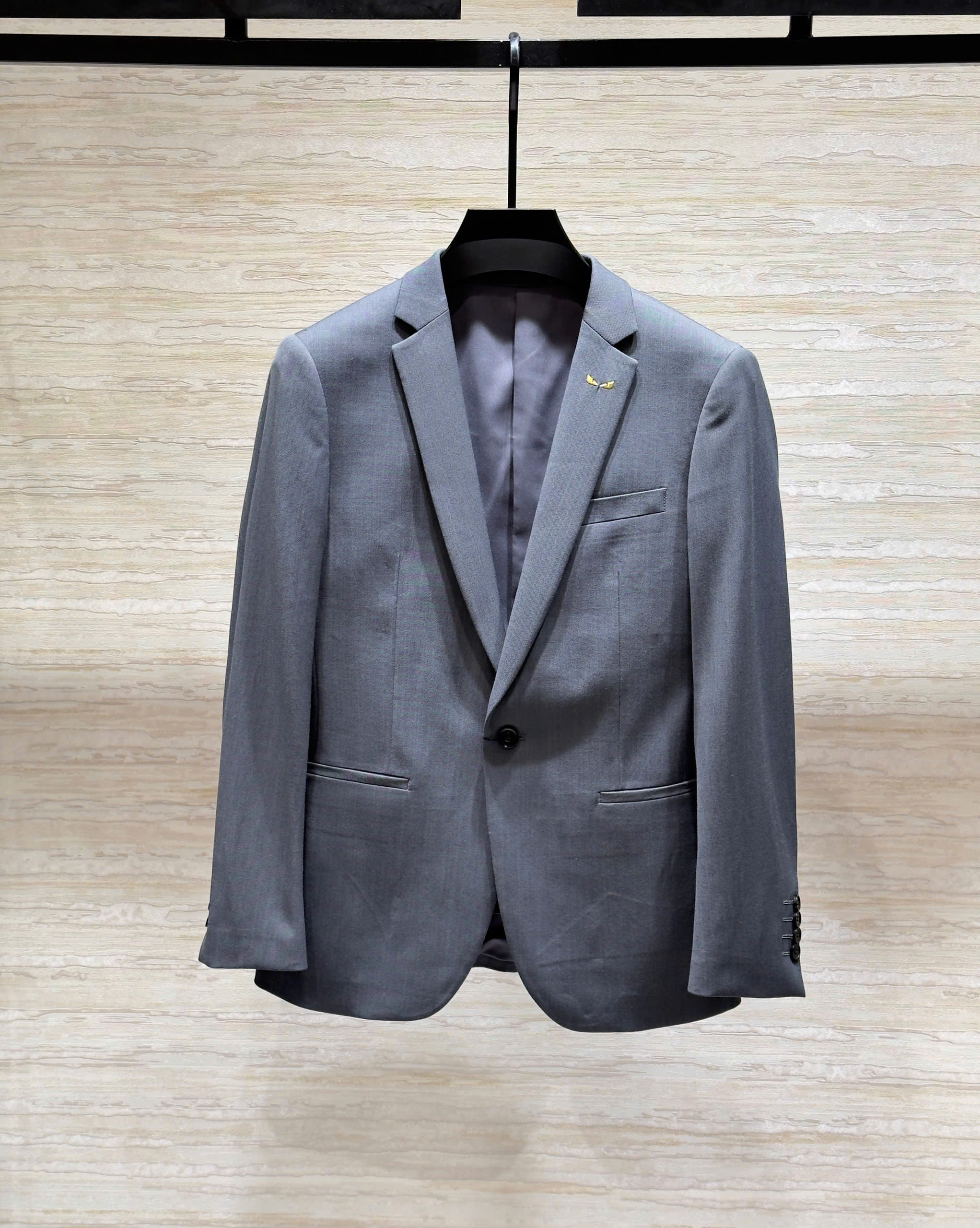 Set bộ Vest Fendi Xám logo thêu đôi mắt Vàng new 2026 Like Auth 46-54 DDT