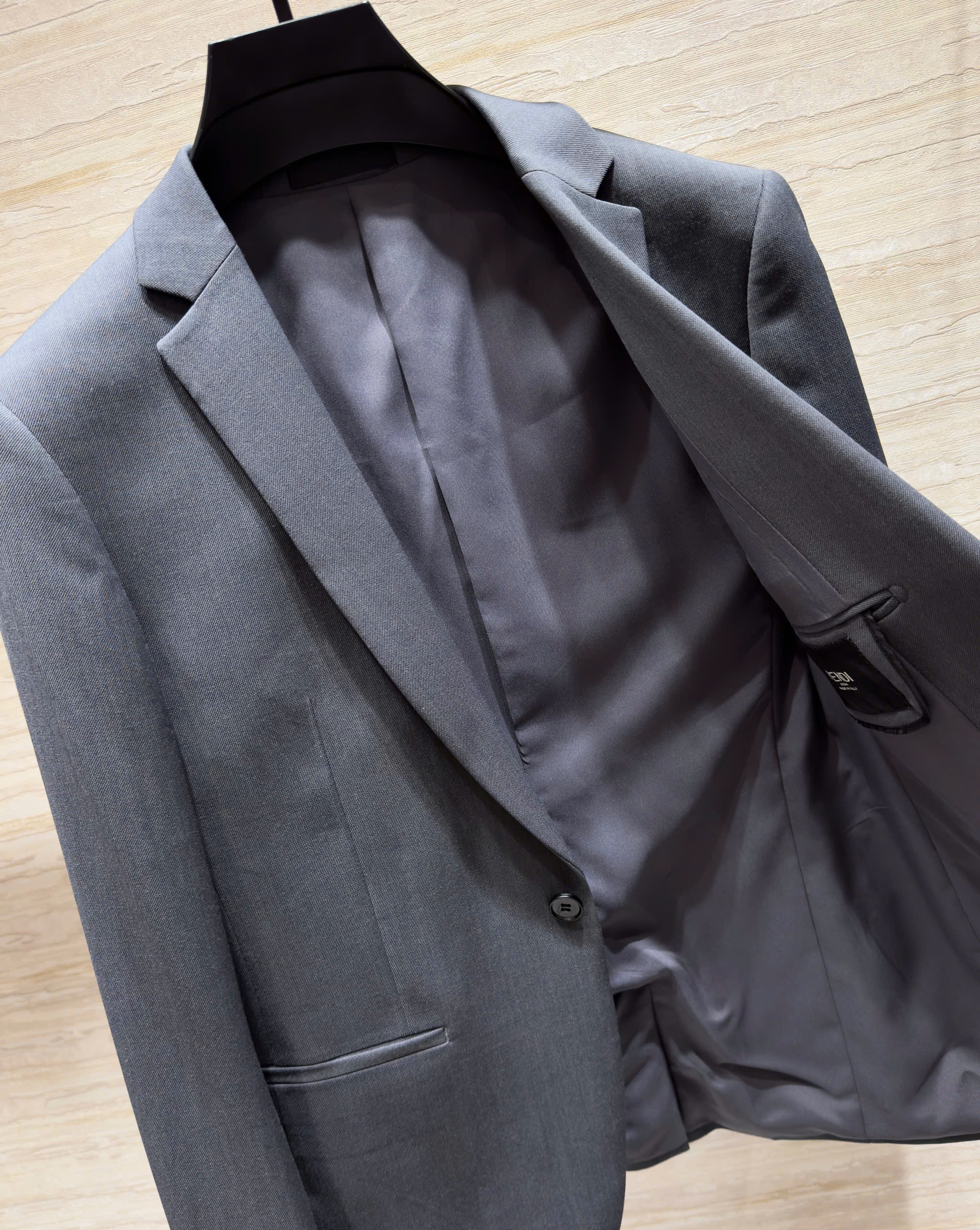 Set bộ Vest Fendi Xám logo thêu đôi mắt Vàng new 2026 Like Auth 46-54 DDT