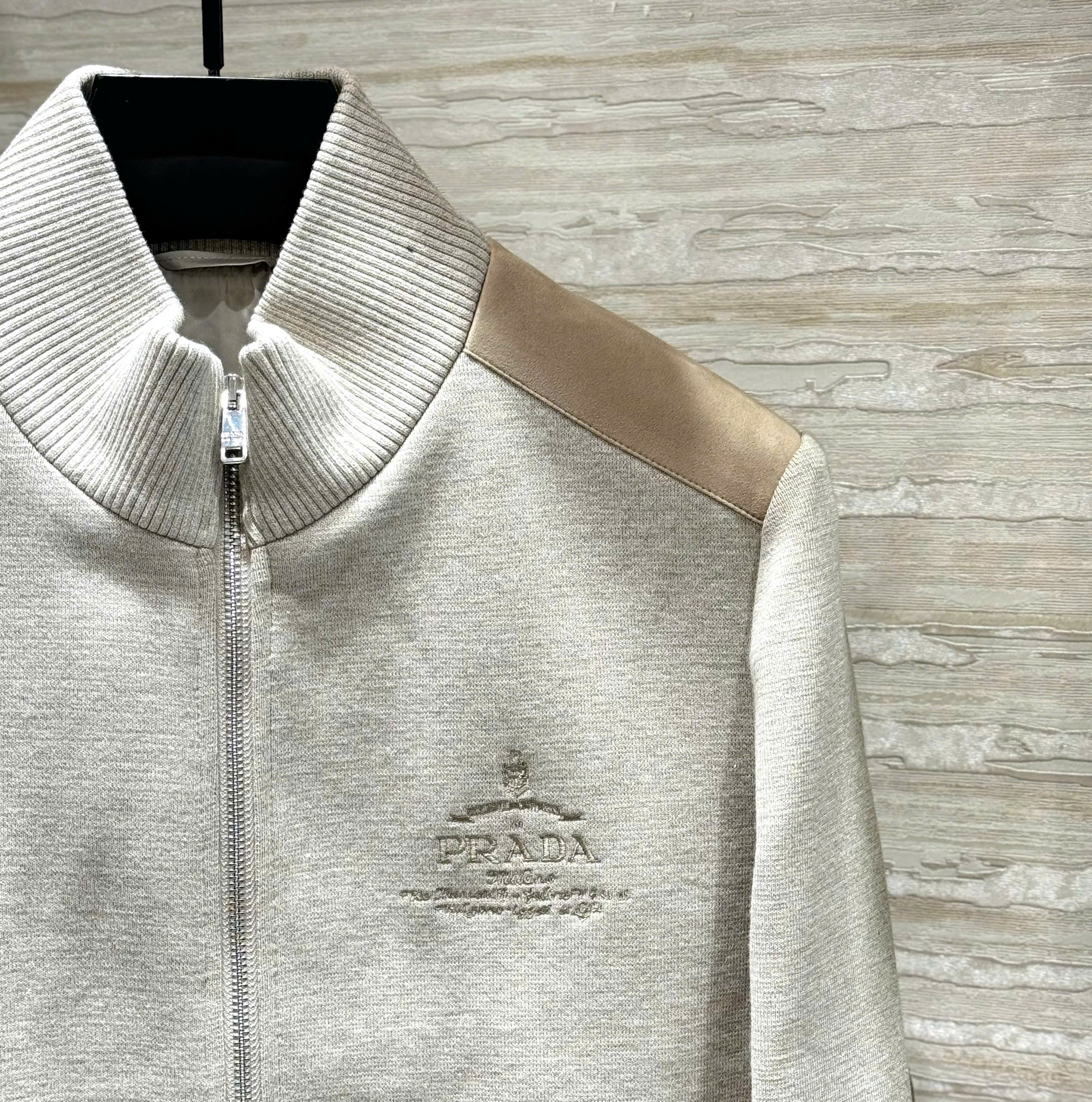 Áo khoác len Prada Be phối da lộn logo thêu Like Auth 48-54 DDT