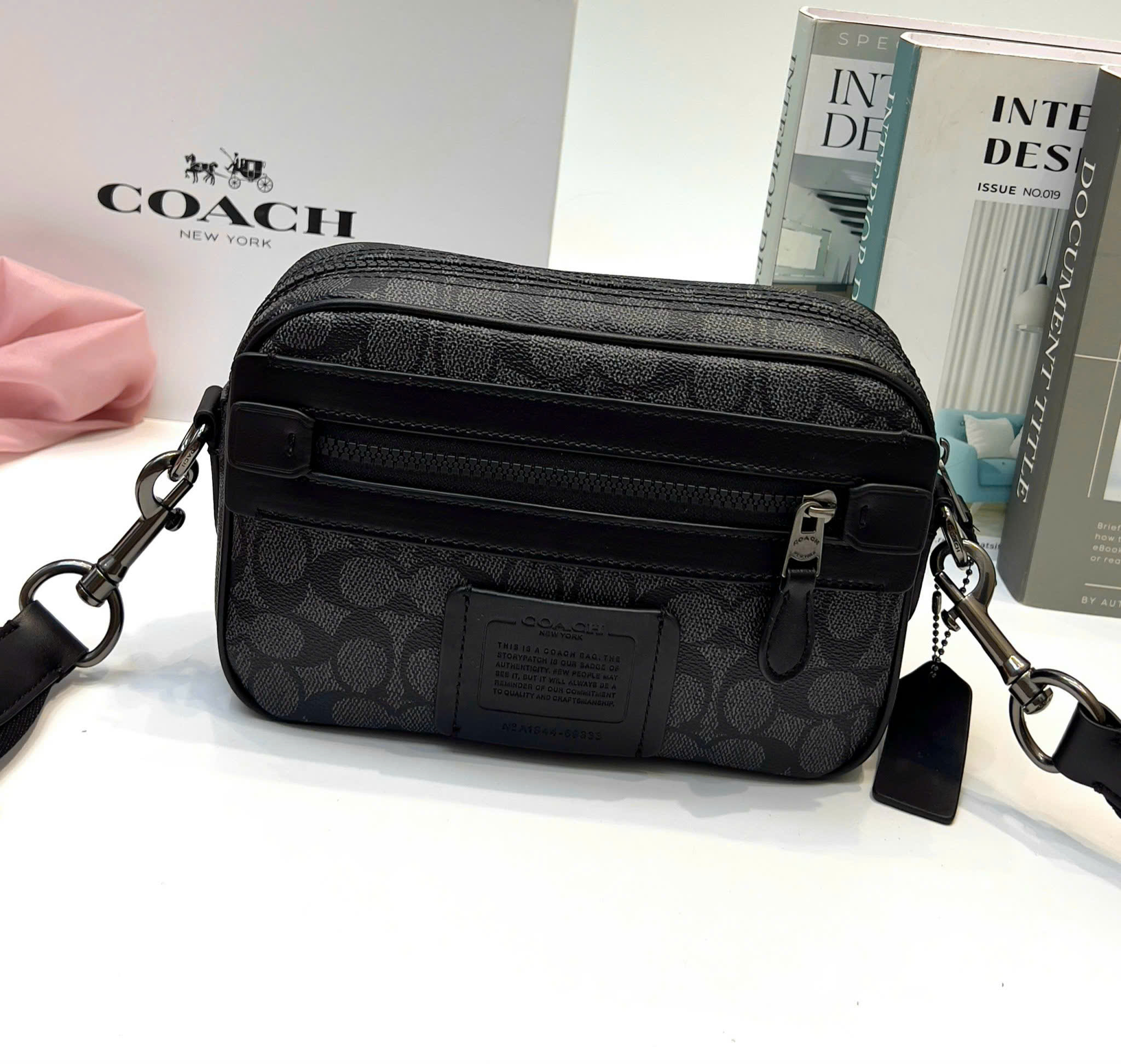 Túi đeo chéo Coach Đen logo full tag da new 2026 Like Auth DDT