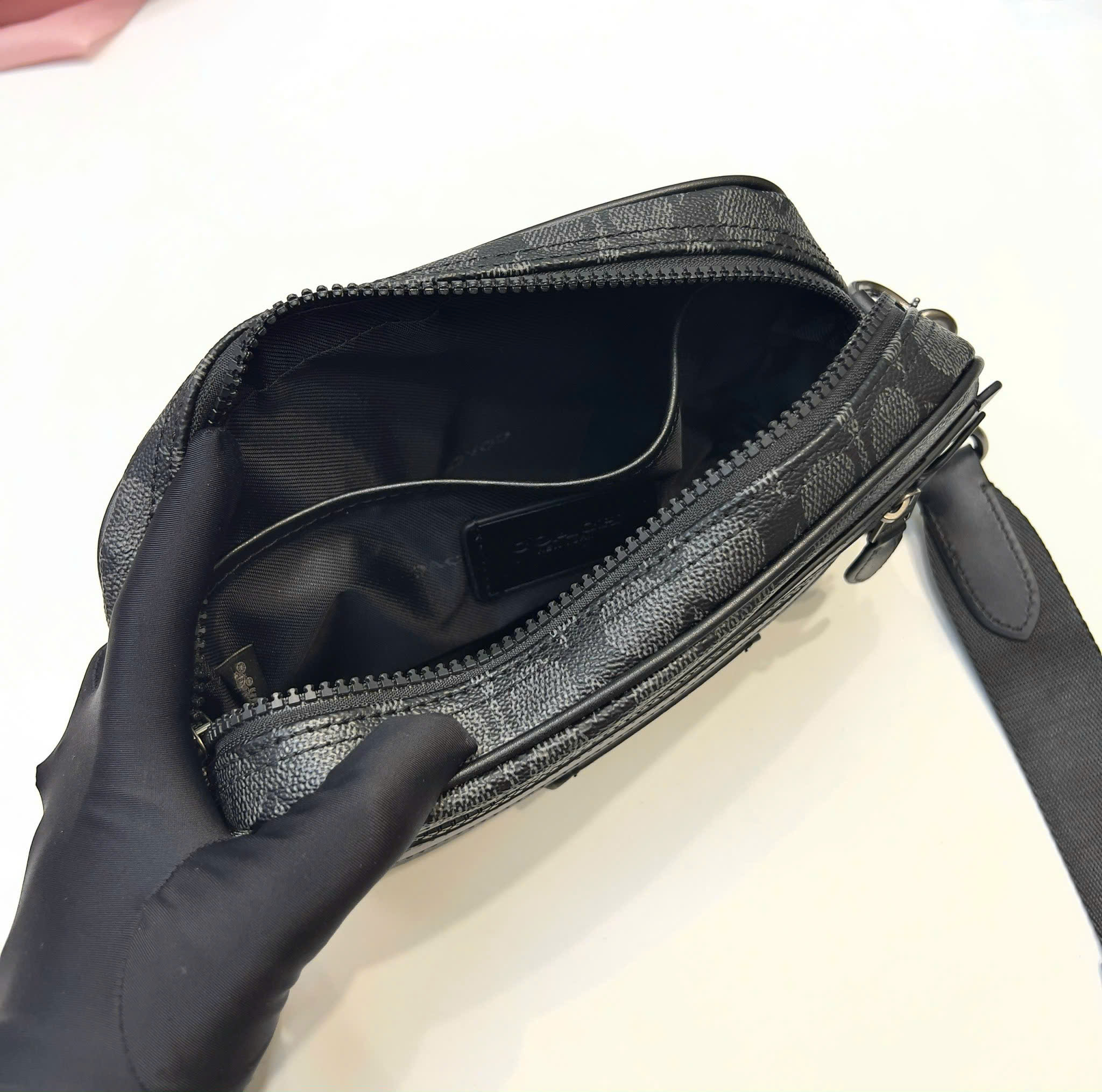 Túi đeo chéo Coach Đen logo full tag da new 2026 Like Auth DDT