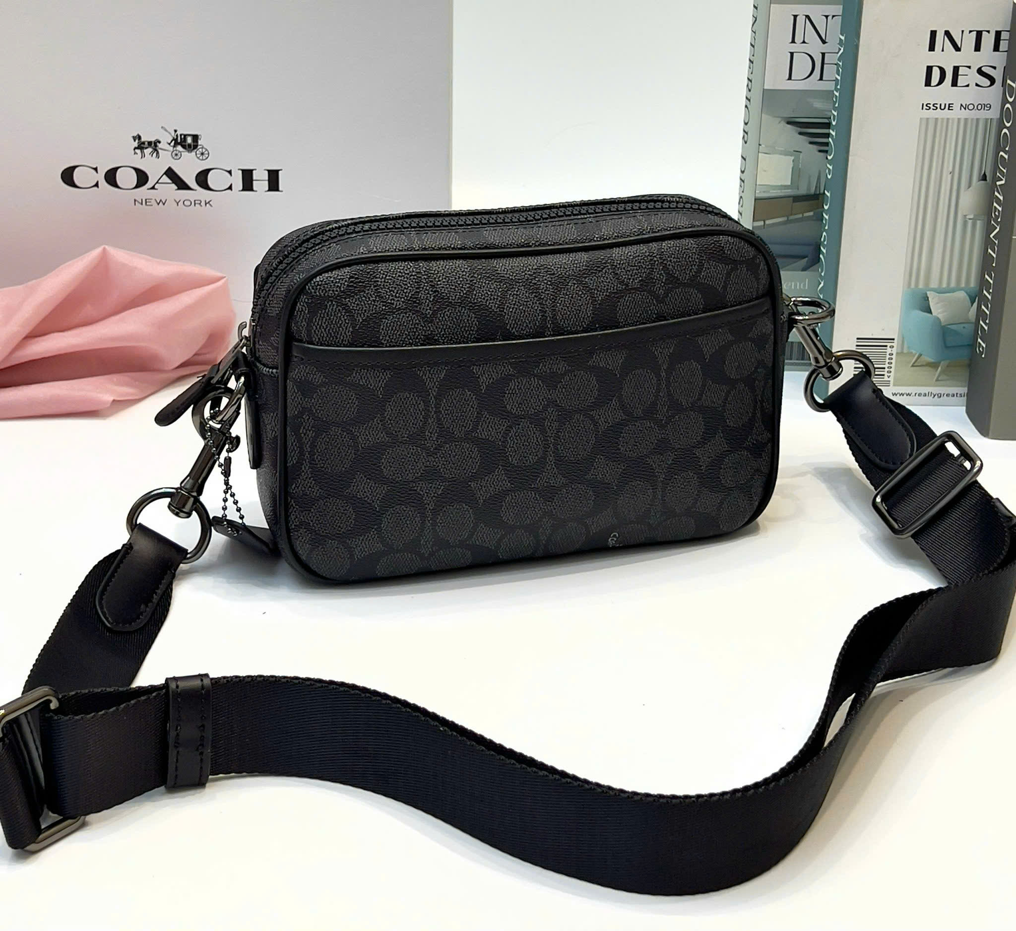 Túi đeo chéo Coach Đen logo full tag da new 2026 Like Auth DDT