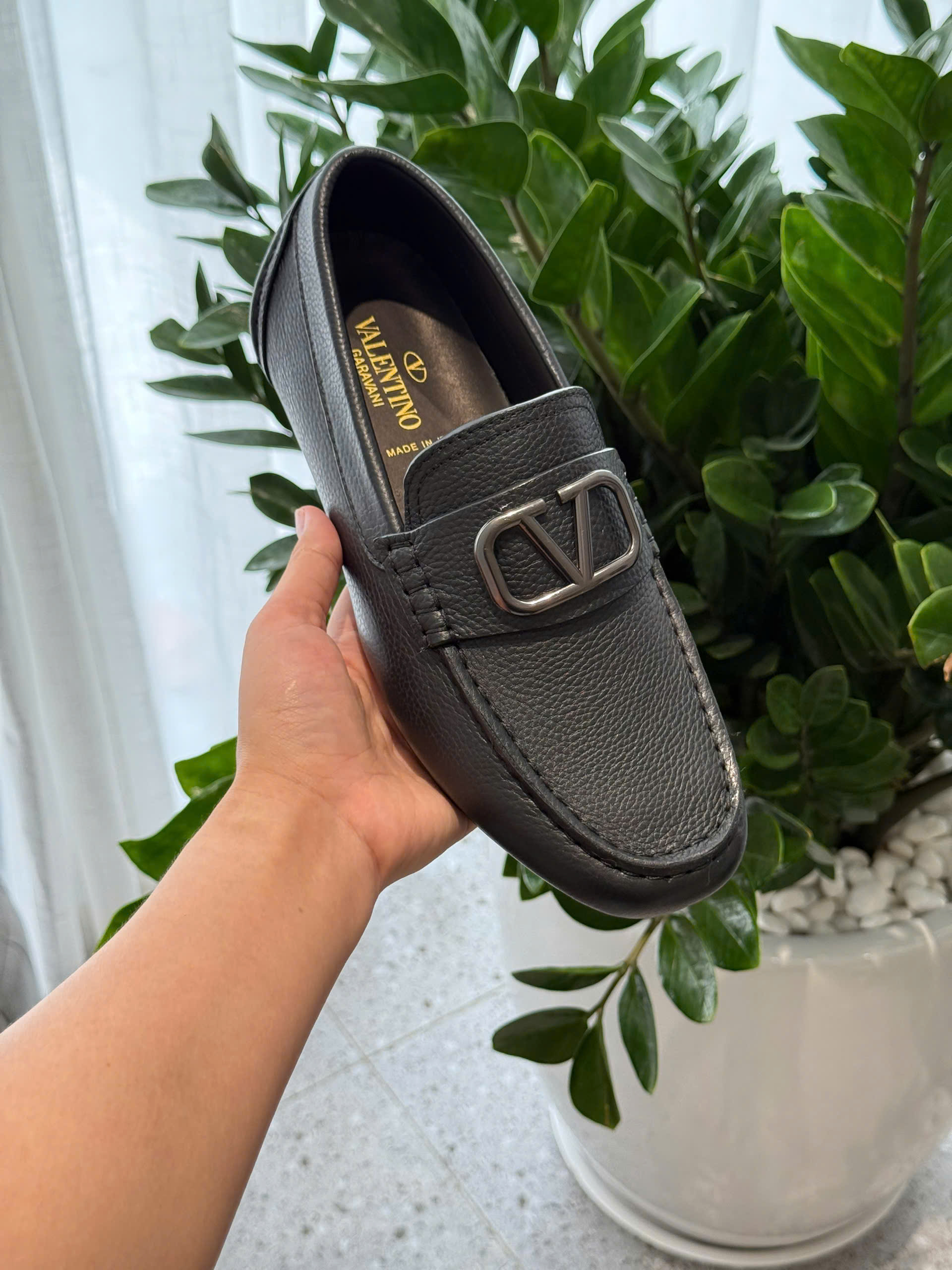 Giày moca Valentino VLTN Đen sần logo tag bạc Like Auth 38-43 DDT
