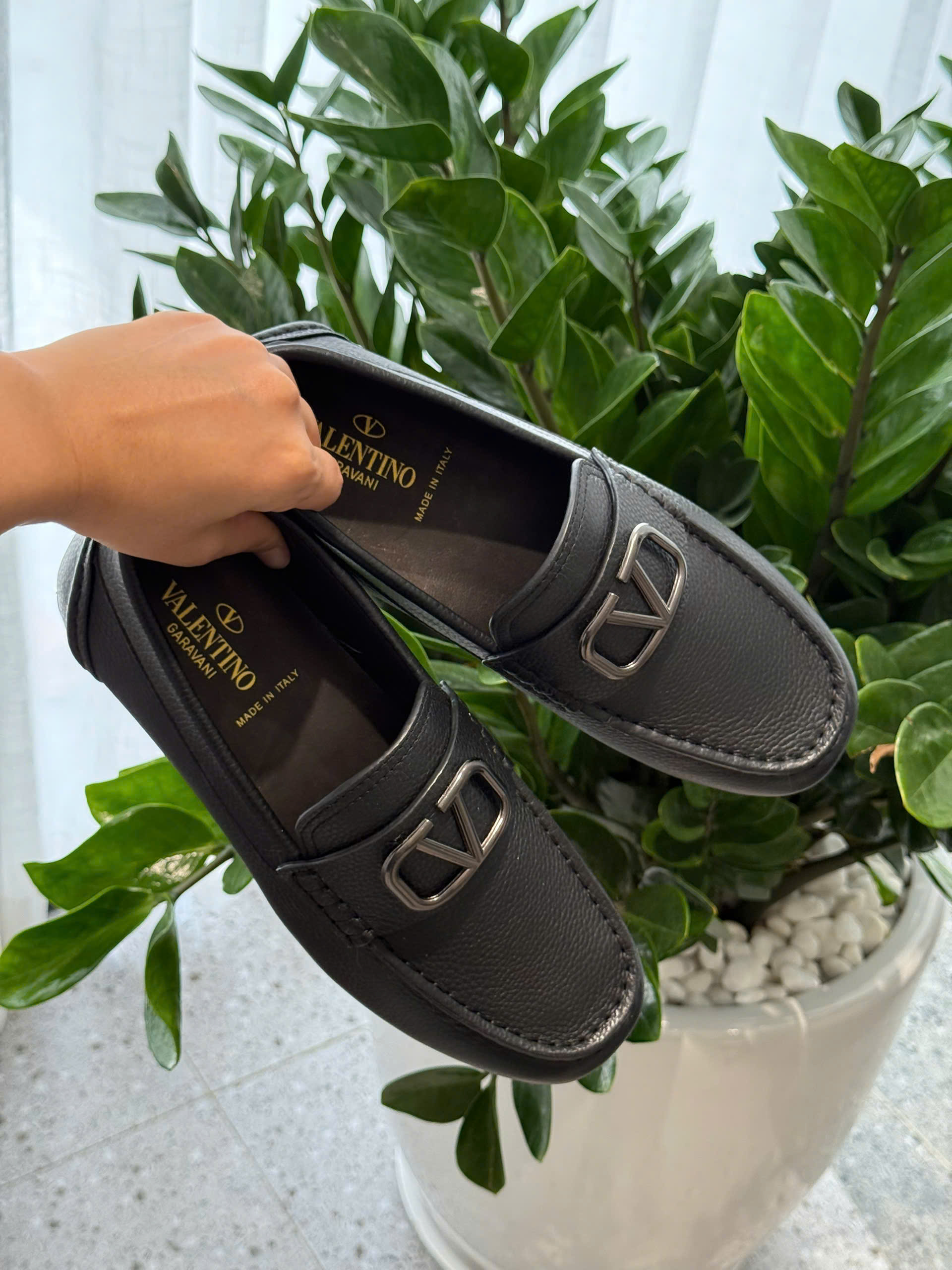 Giày moca Valentino VLTN Đen sần logo tag bạc Like Auth 38-43 DDT