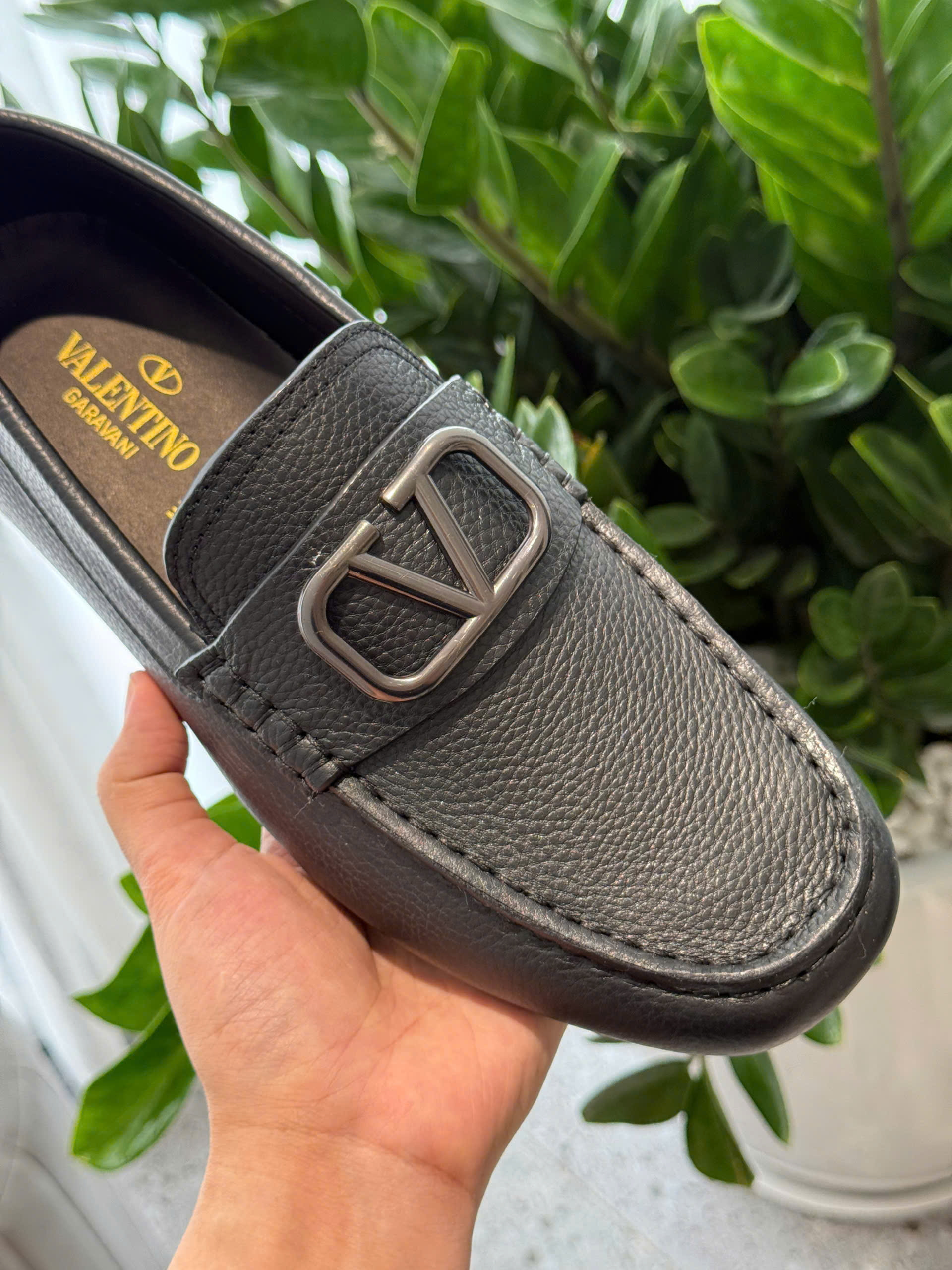 Giày moca Valentino VLTN Đen sần logo tag bạc Like Auth 38-43 DDT