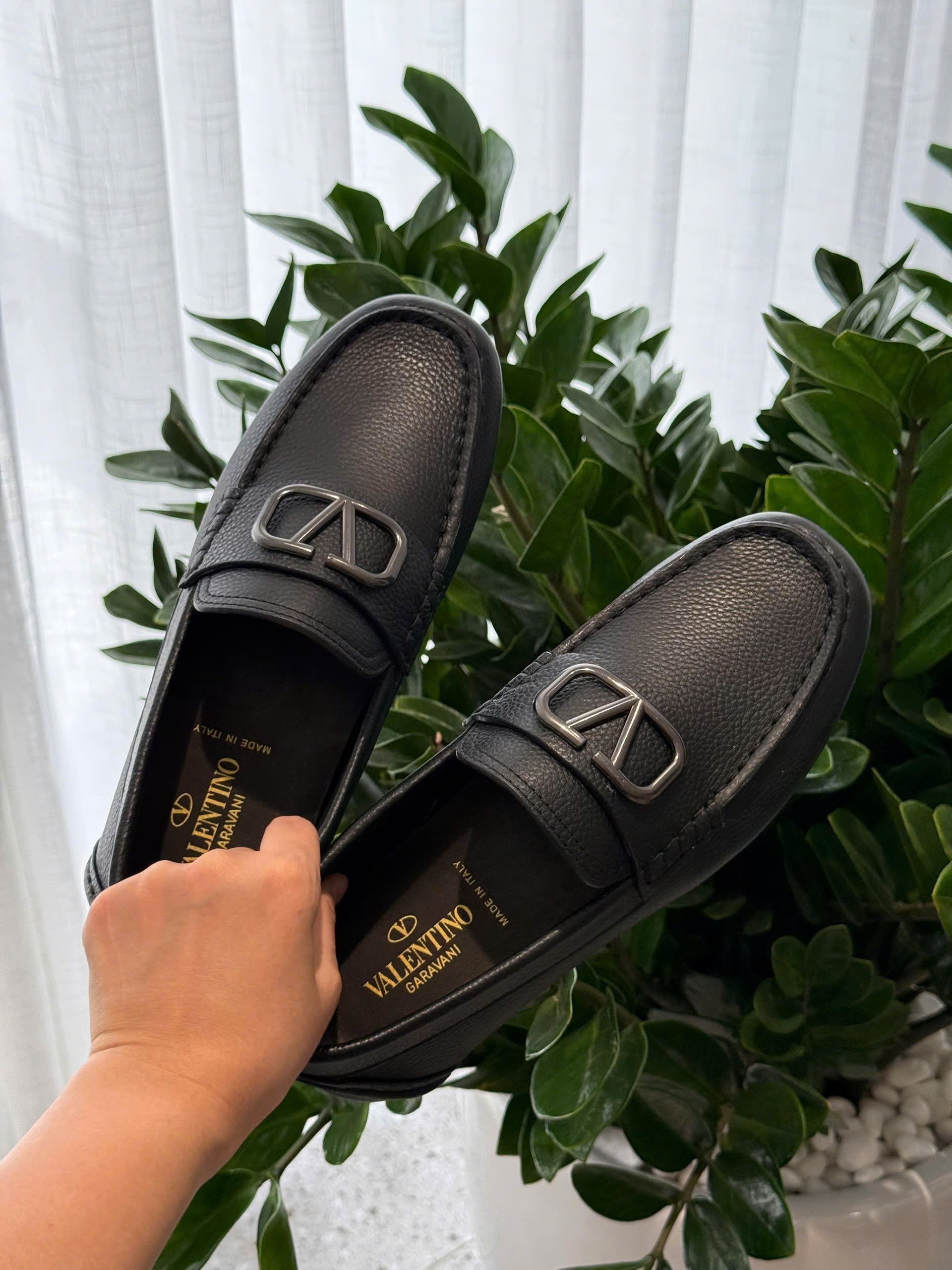 Giày moca Valentino VLTN Đen sần logo tag bạc Like Auth 38-43 DDT